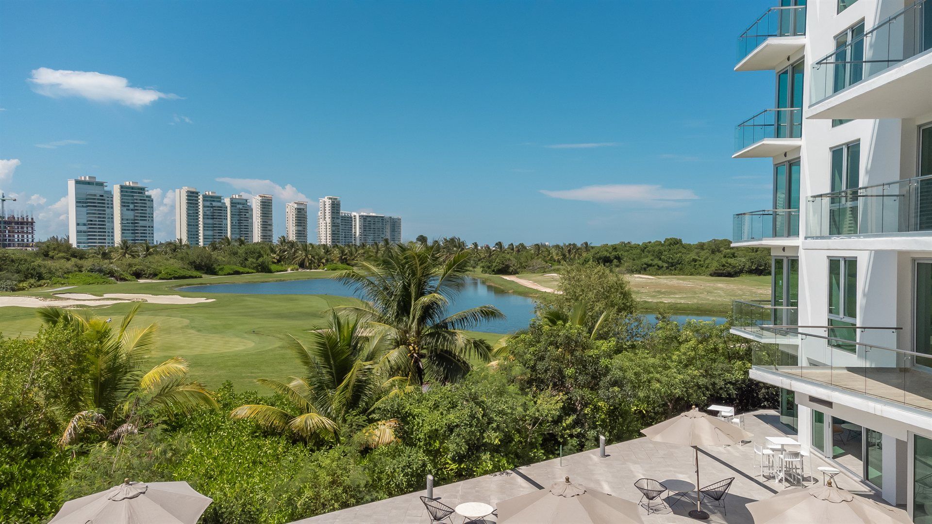 Una vista de un campo de golf desde el balcón de un edificio.