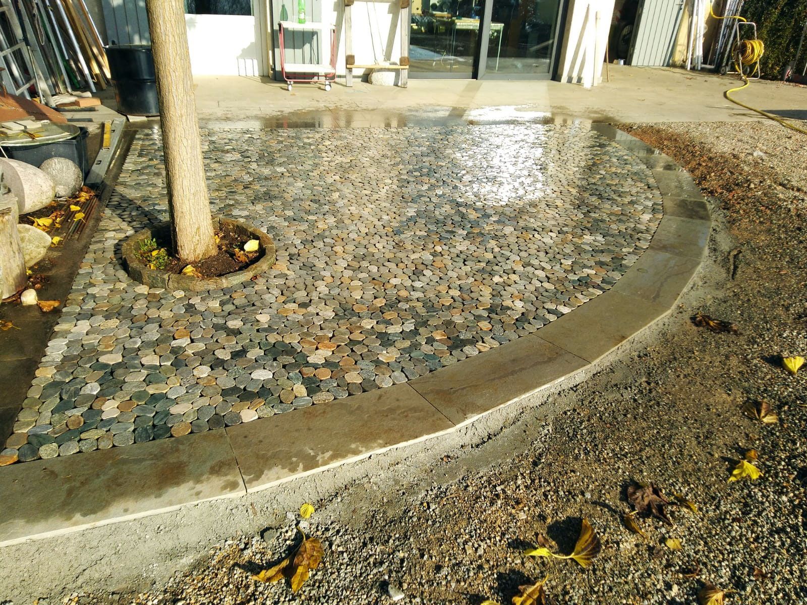 Lavoro con ciottoli segati