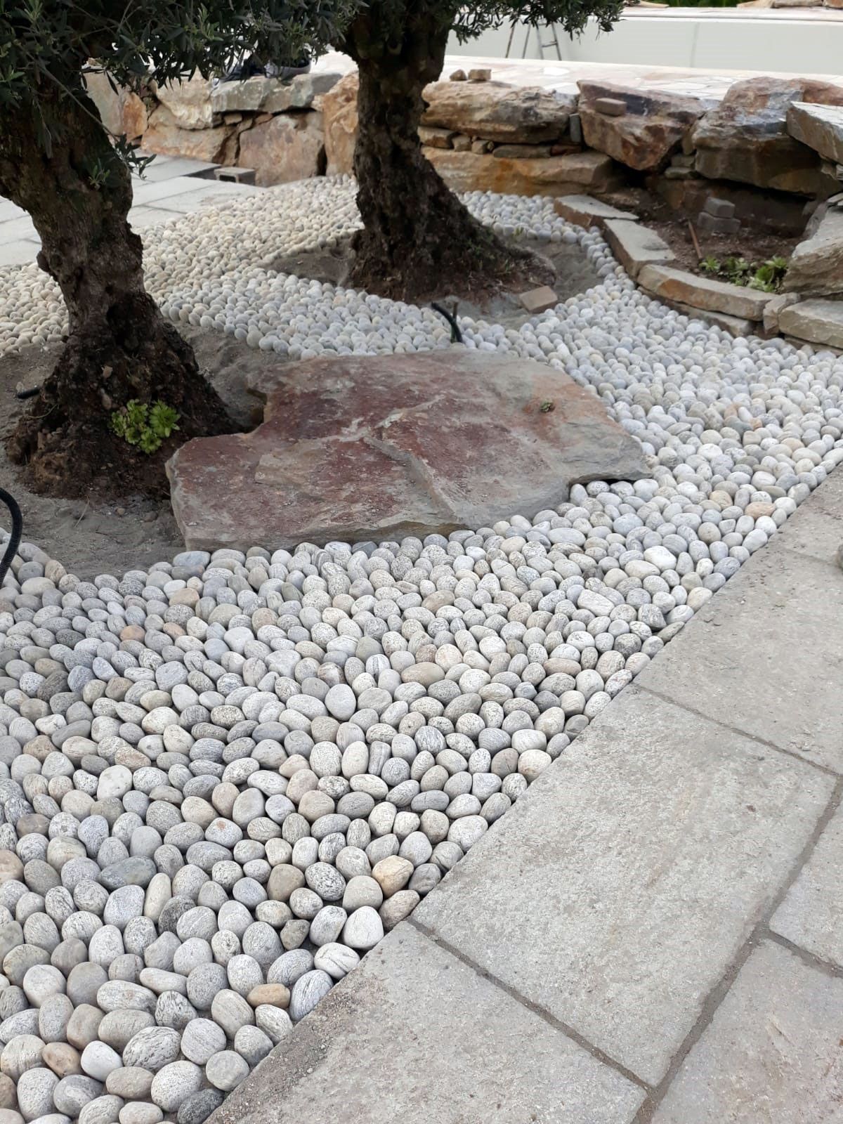 Lavoro con ciottoli grigi