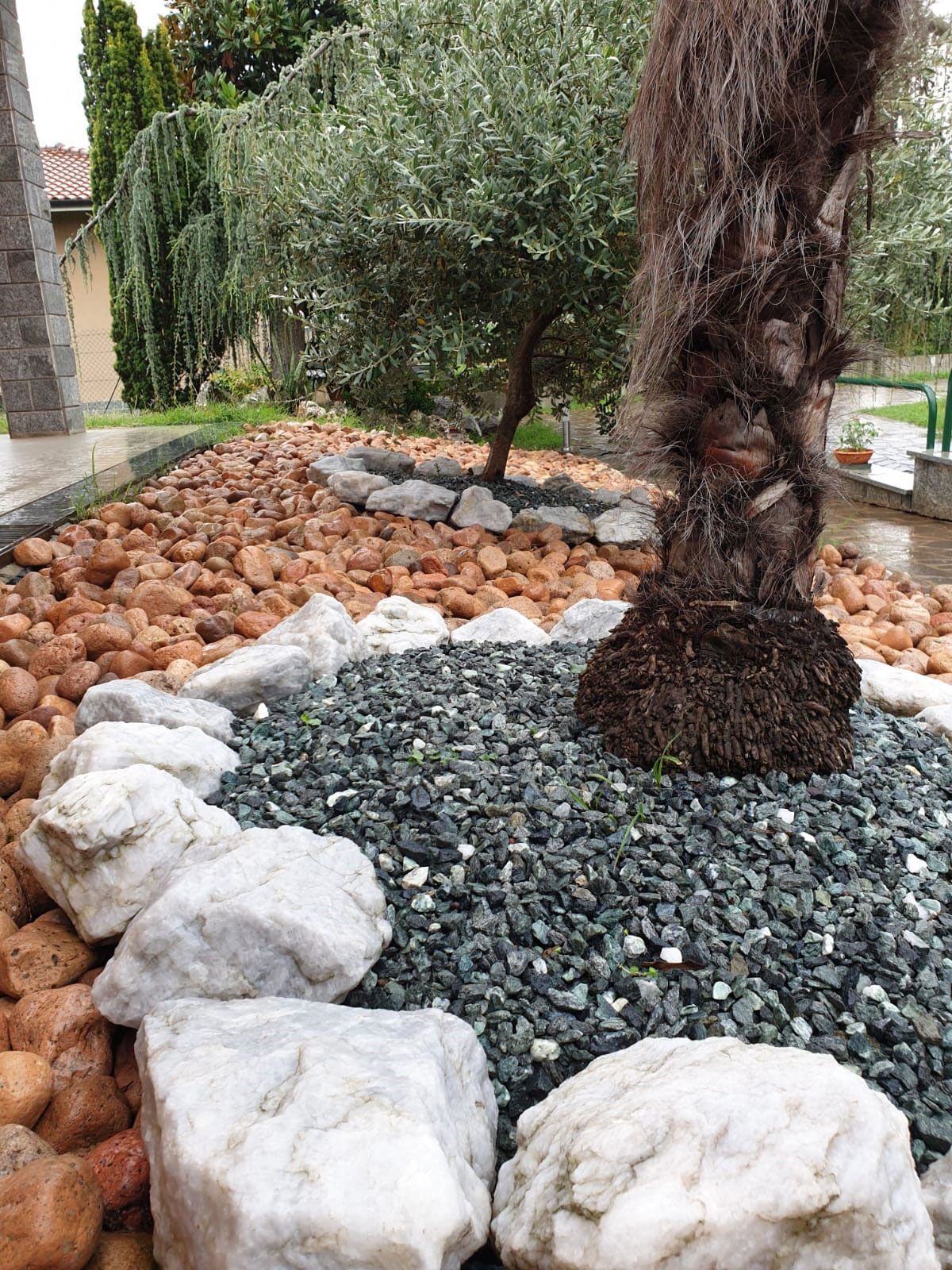 Lavoro con ciottoli rosa e graniglia nera