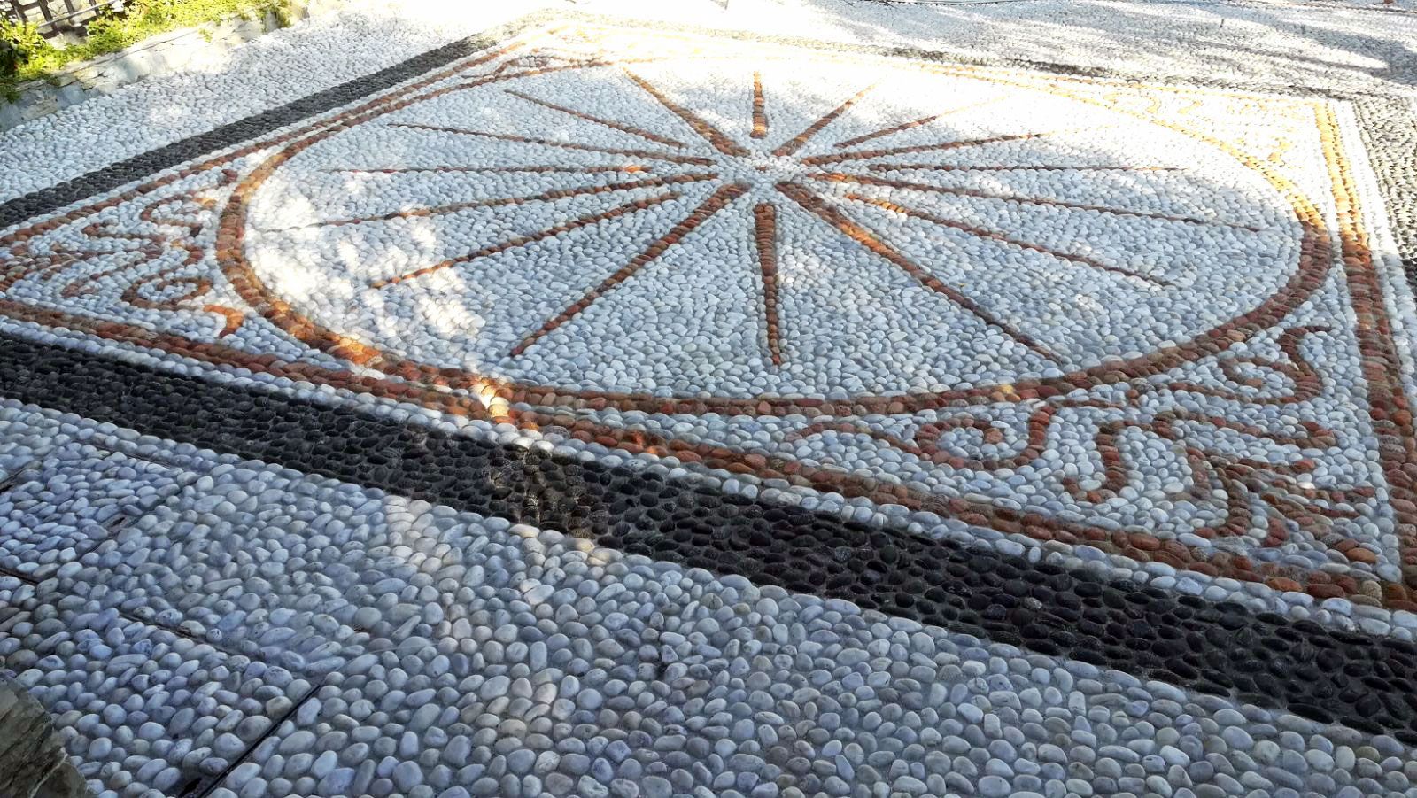 Mosaico con ciottoli colorati