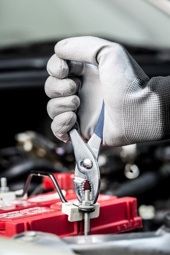 mano di meccanico con guanto al lavoro