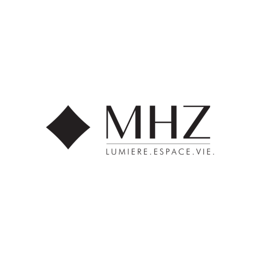 Logo MHZ noir et blanc avec une forme de losange, les lettres MHZ et le texte « LUMIERE. ESPACE. VIE ».