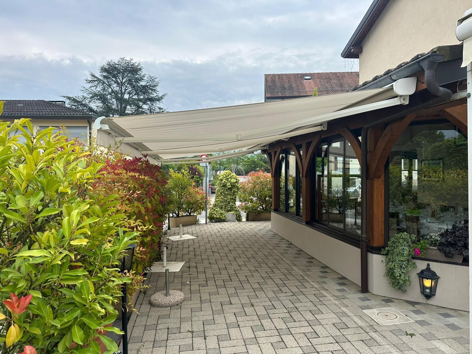 Stores horizontaux sous un soleil doré.