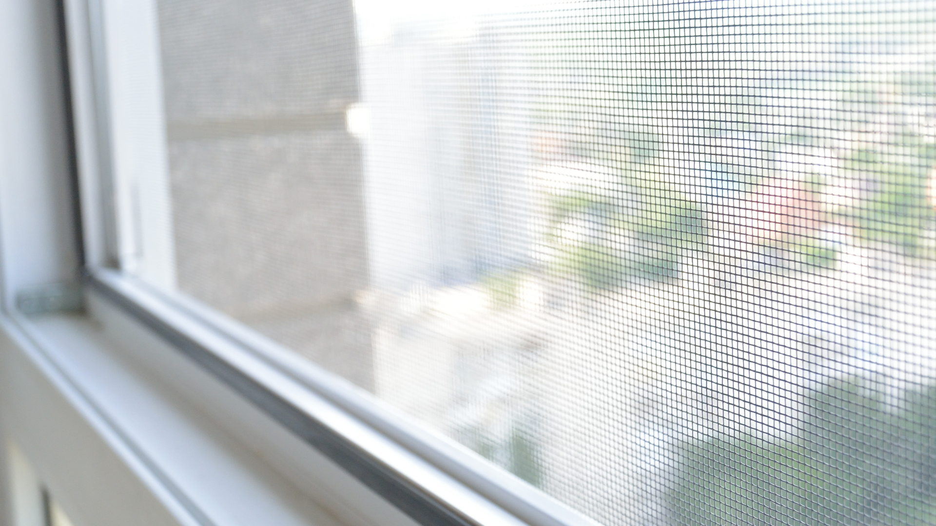 Fenêtre avec écran, vue floue de la ville en arrière-plan.