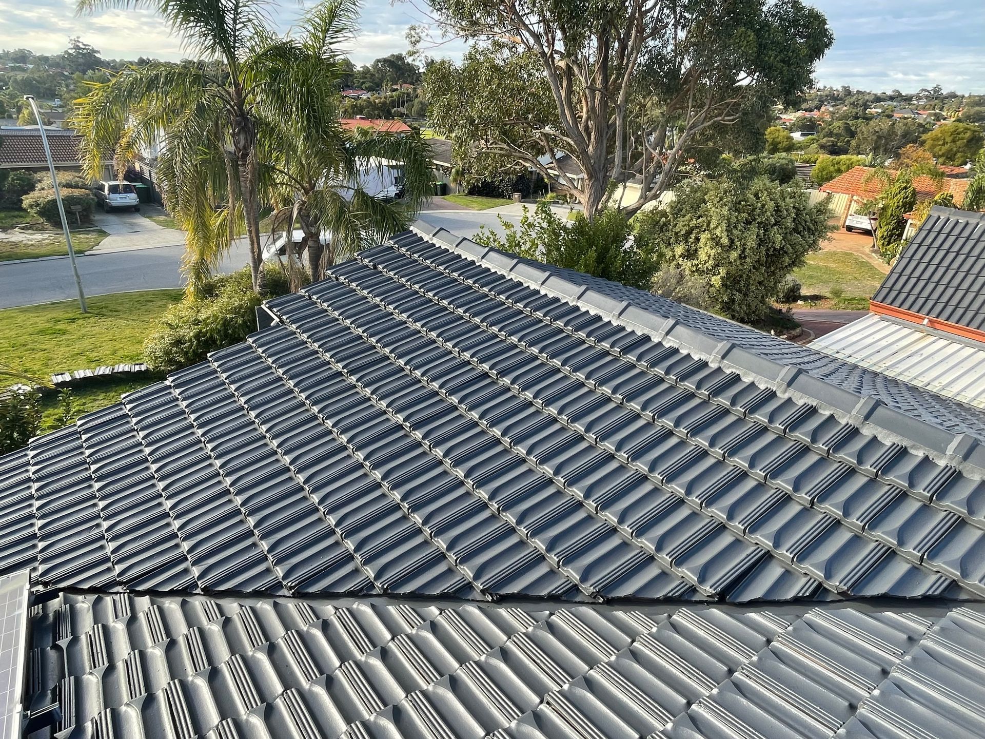 A roof of a house with a lot of tiles on it.