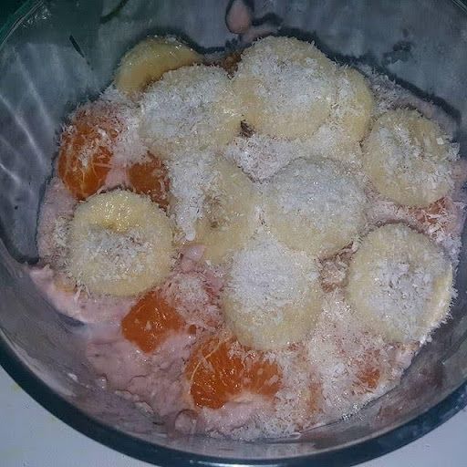 A bowl of yogurt with bananas and coconut on top