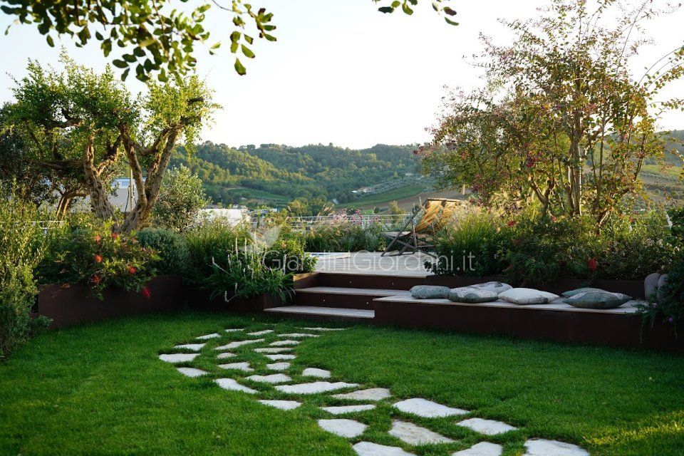 giardino con vialetto sul prato