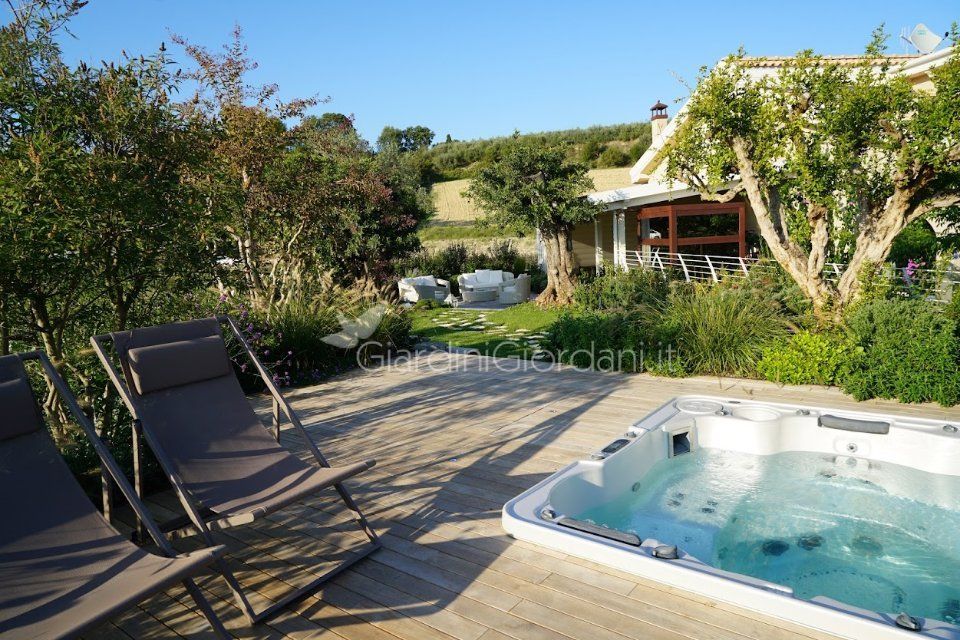 giardino con area relax