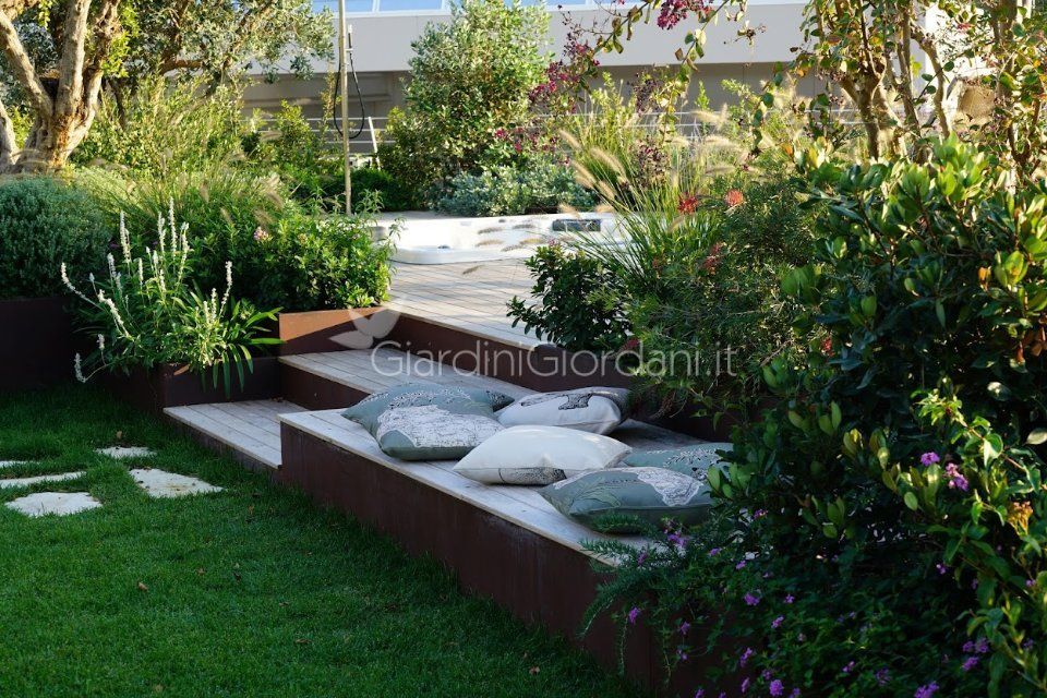 giardino con con comode sedute tre le aiuole