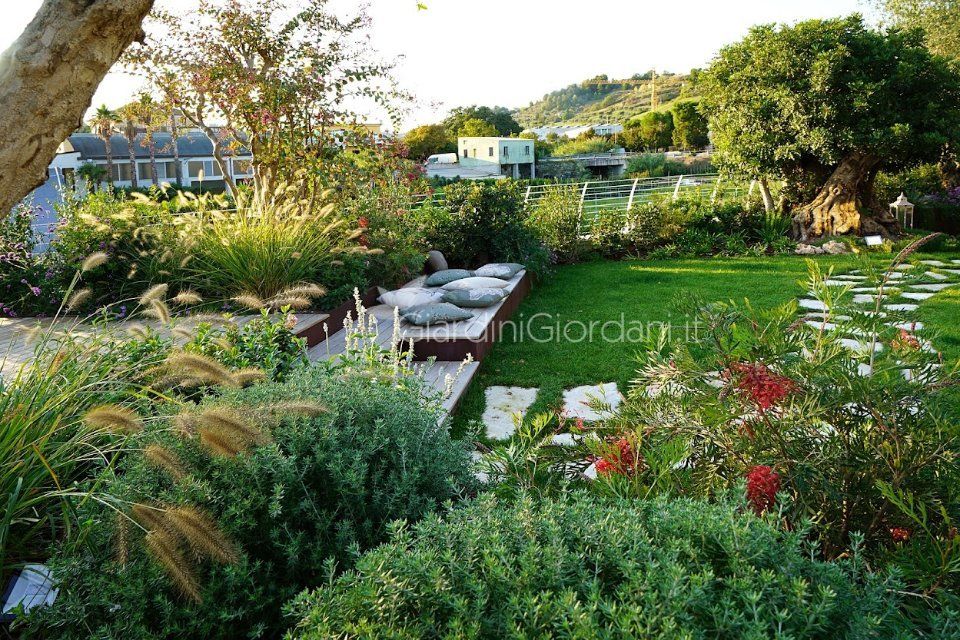 giardino con sedute tra le siepi