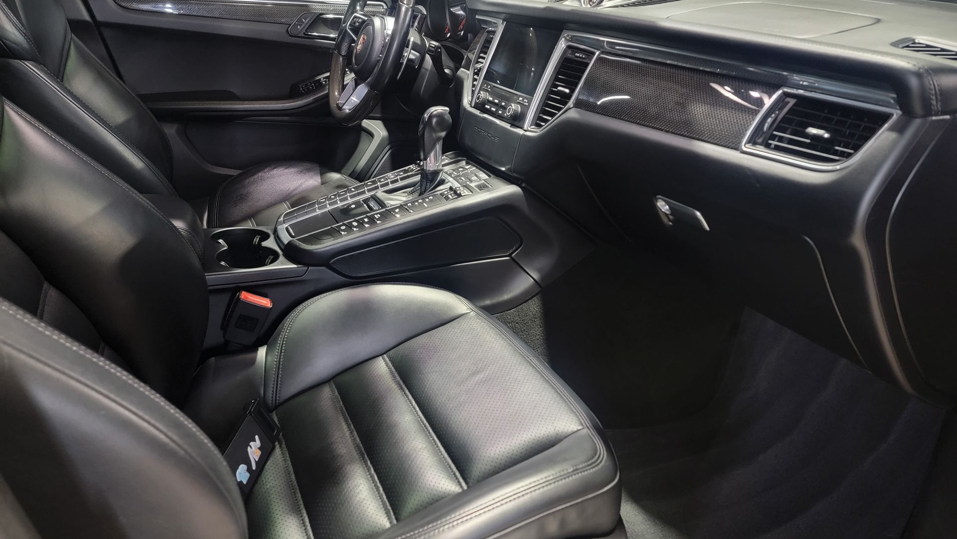 The interior of a porsche macan turbo is shown.