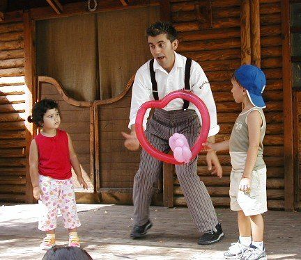 Lo spettacolo di Mago Gian stupisce con magia e poesia