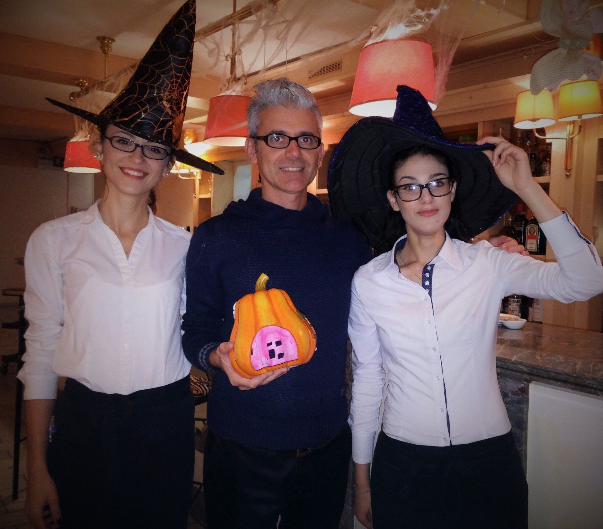 spettacolo con streghe per halloween