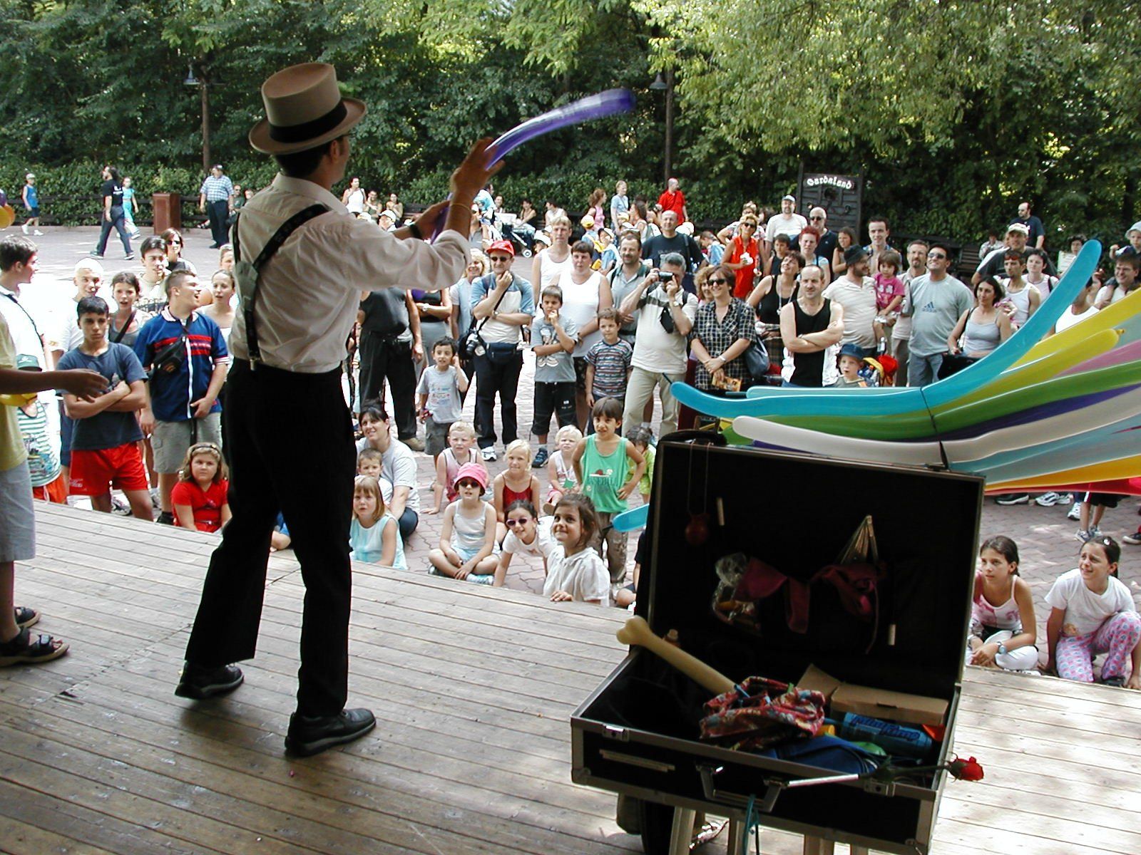 Mago Gian si esibisce nel villaggio west di Gardaland