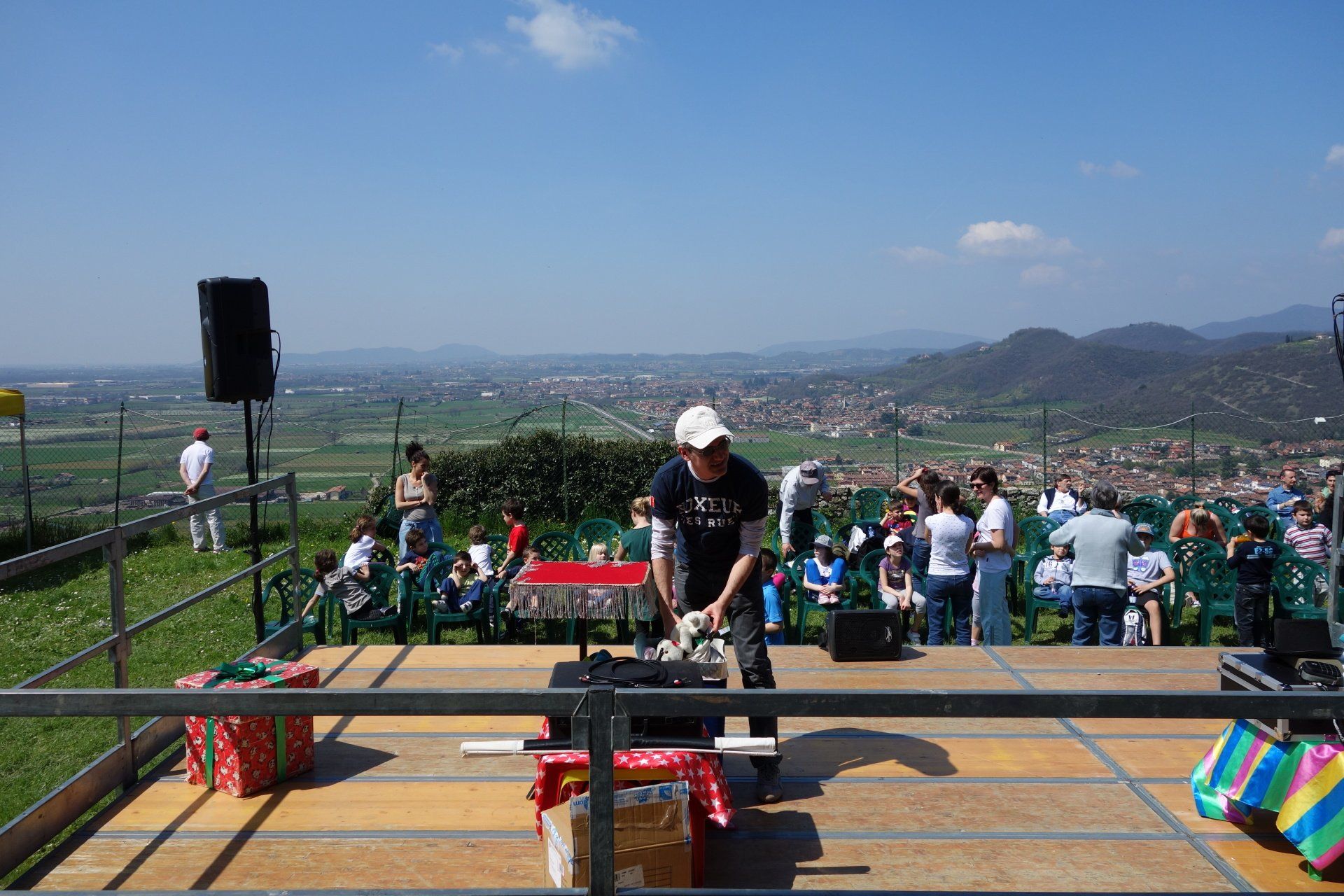 Mago Gian allestisce lo spettacolo all'aperto