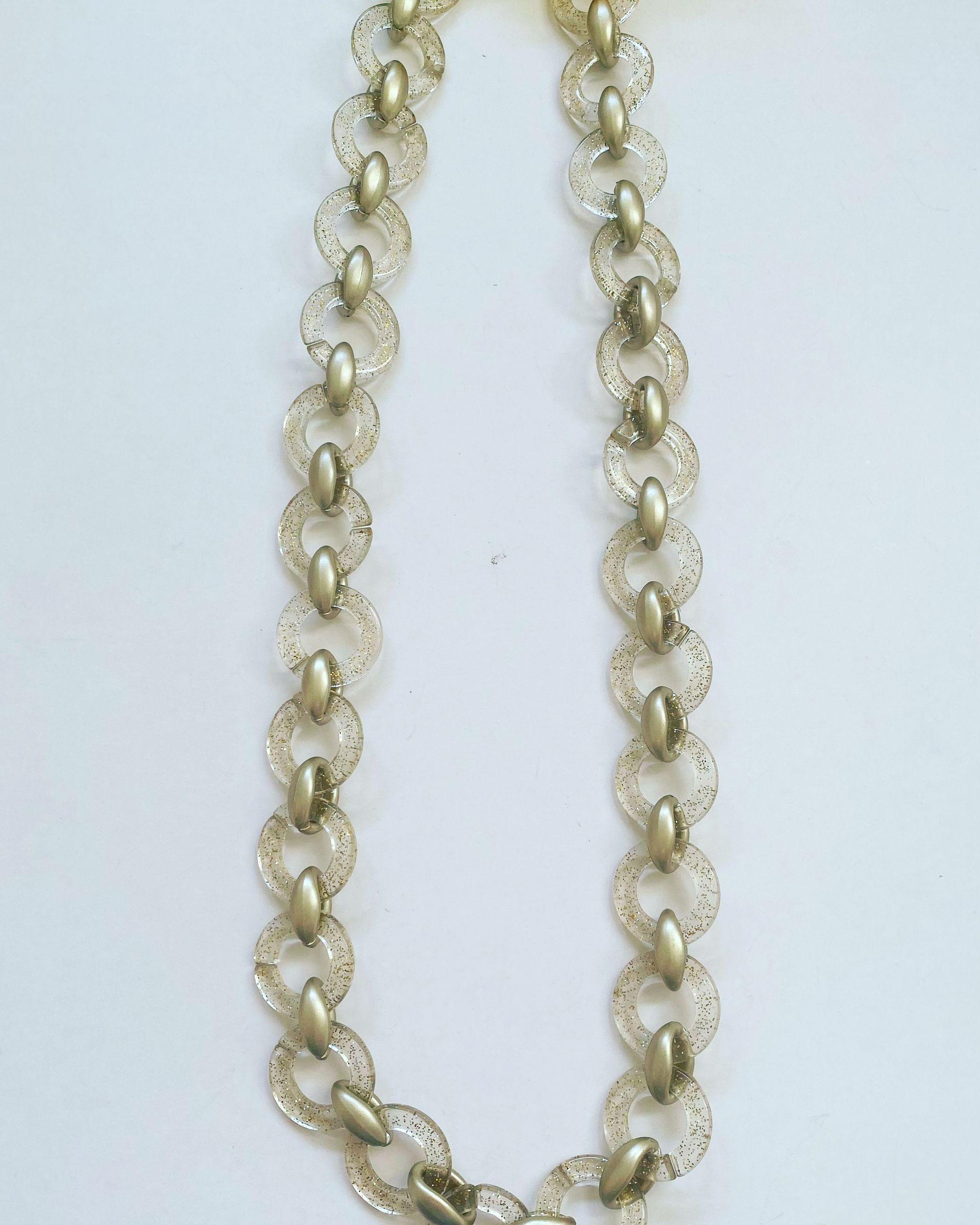 collar en acrilico transparente