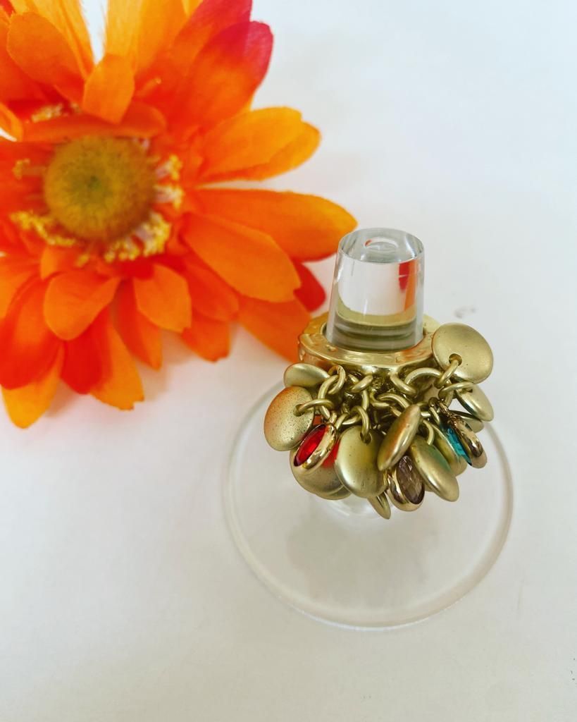 Sortija  con dijes en oro y cristales