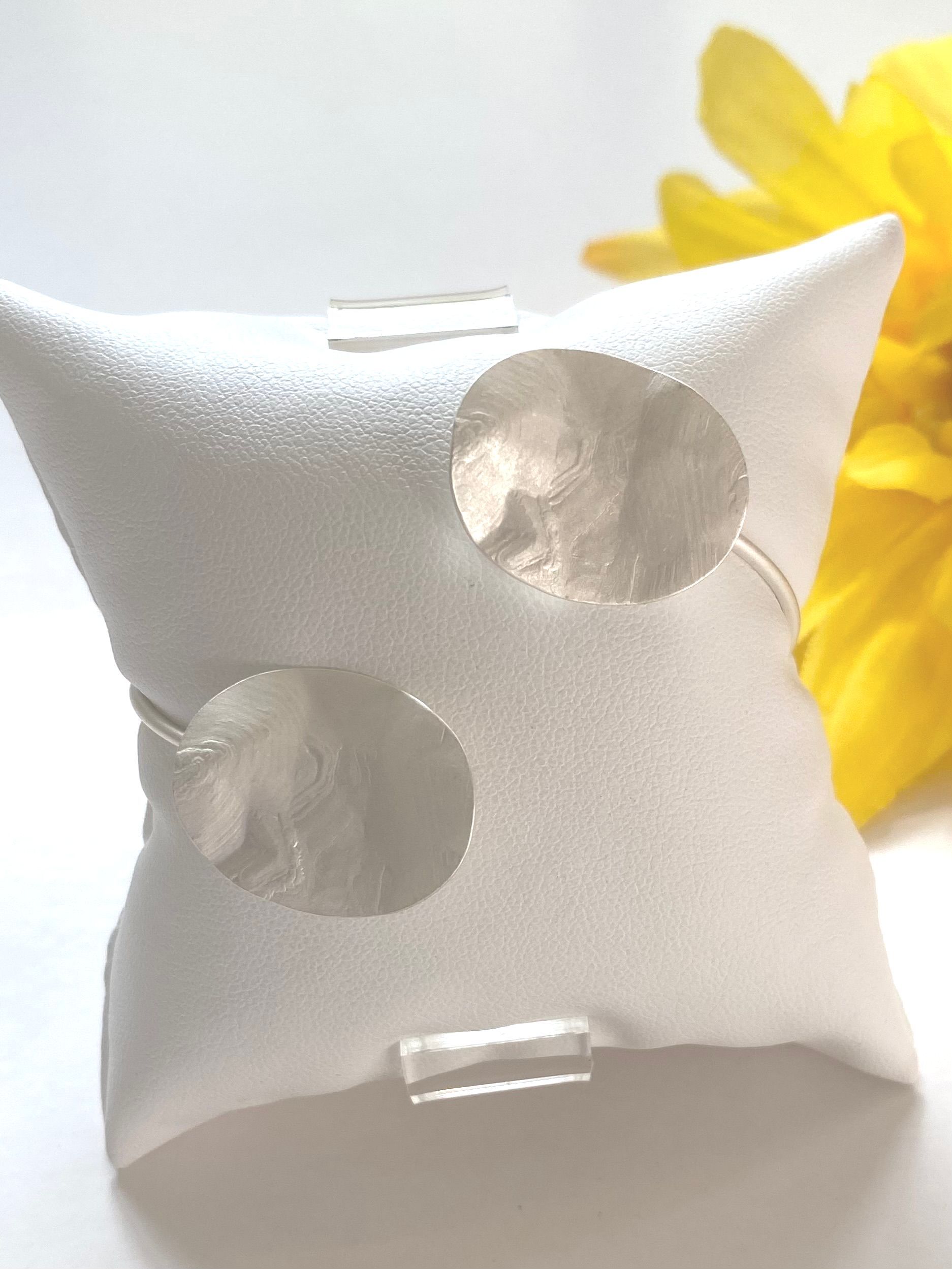 pulsera tipo cuff mediana con ovalos