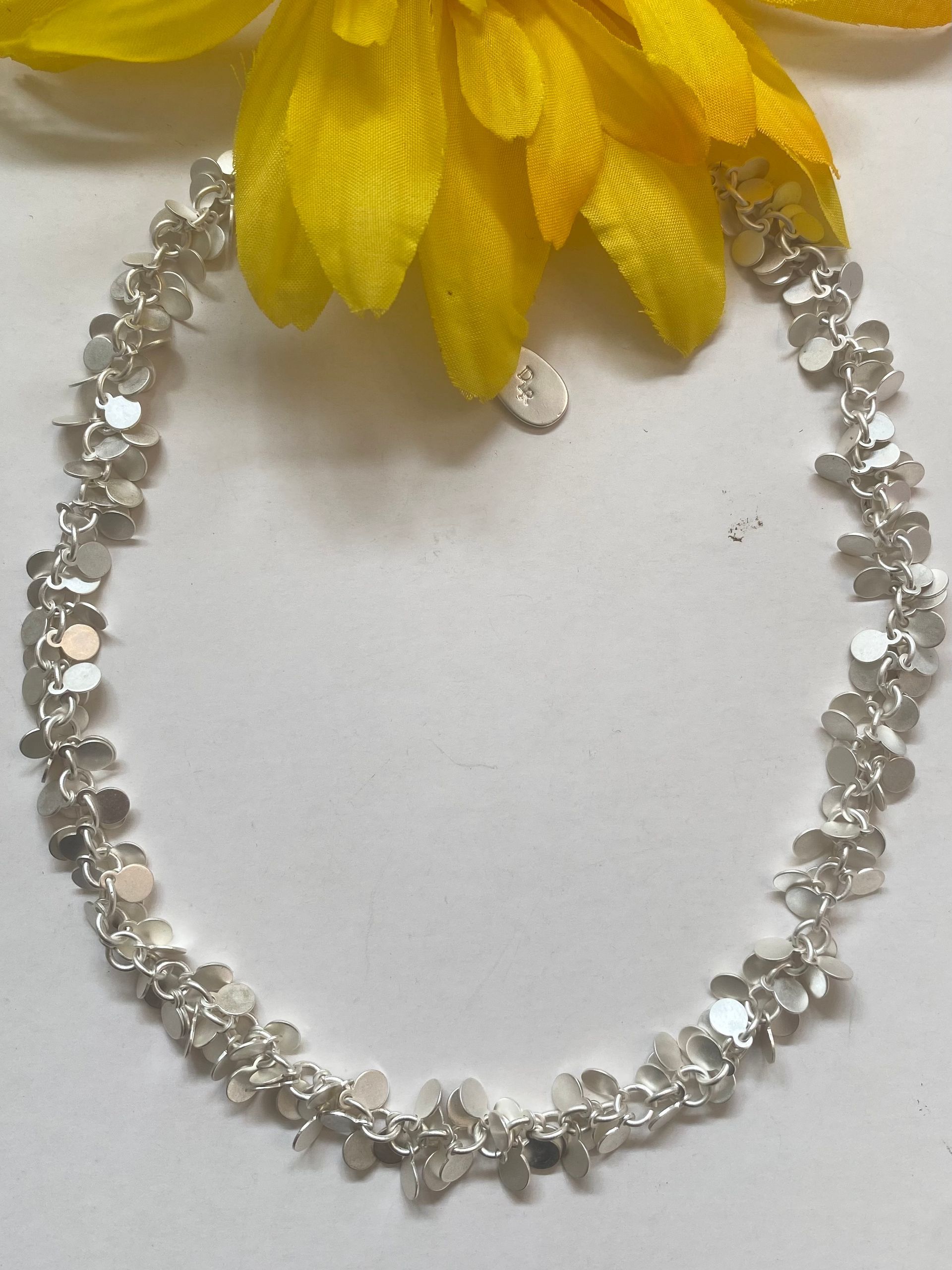 collar corto plata con muchos adornos  peq. redondos