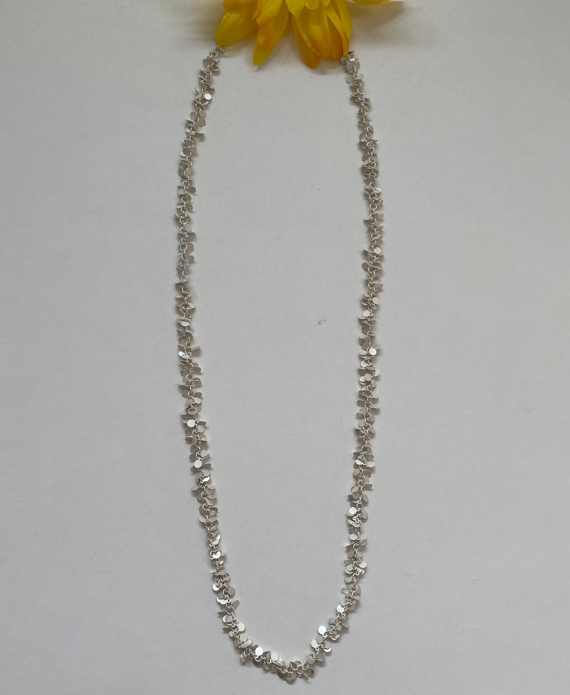 collar largo en plata con muchos adornos peq