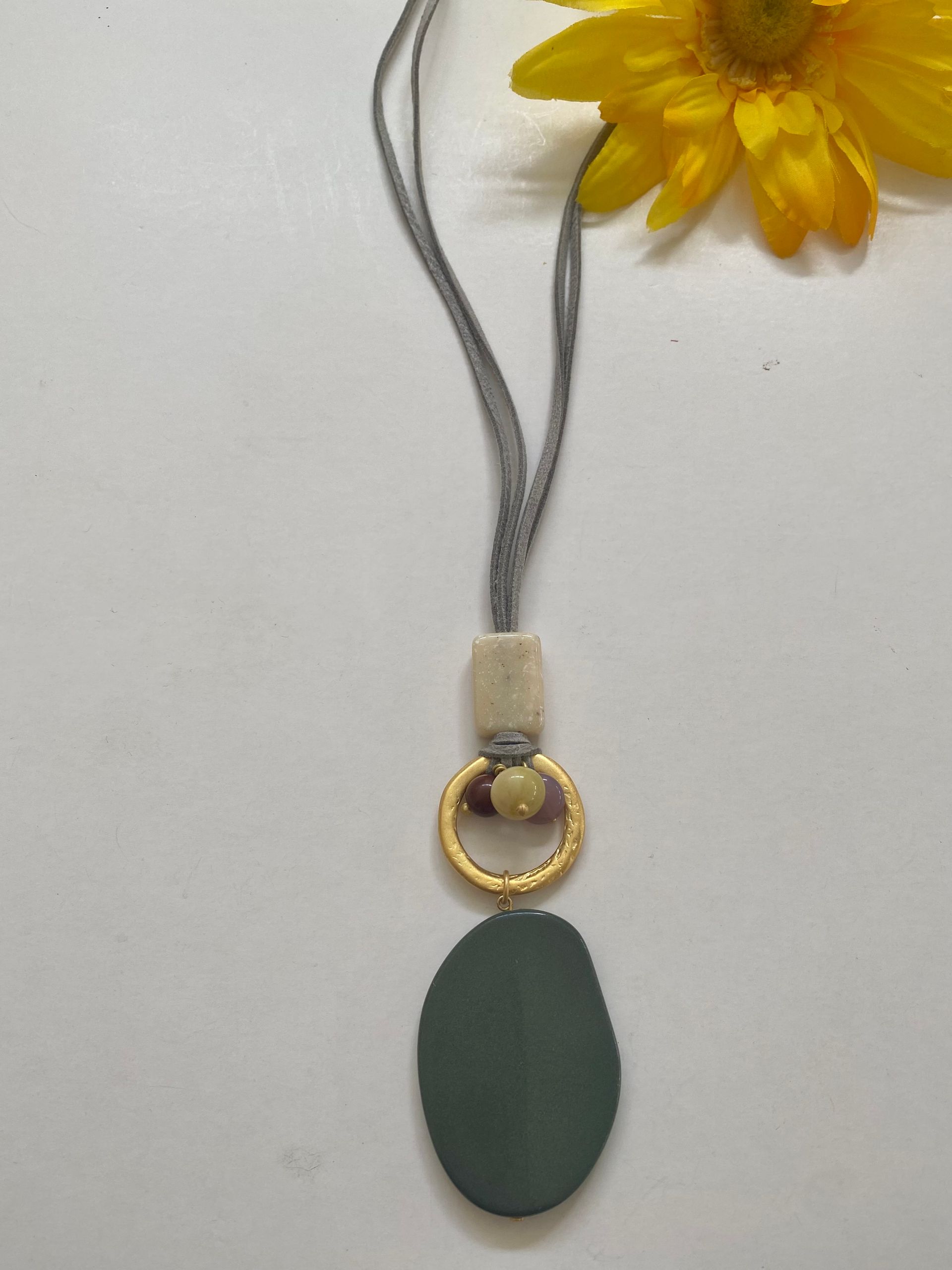 collar largo con cristales y adorno ovalado