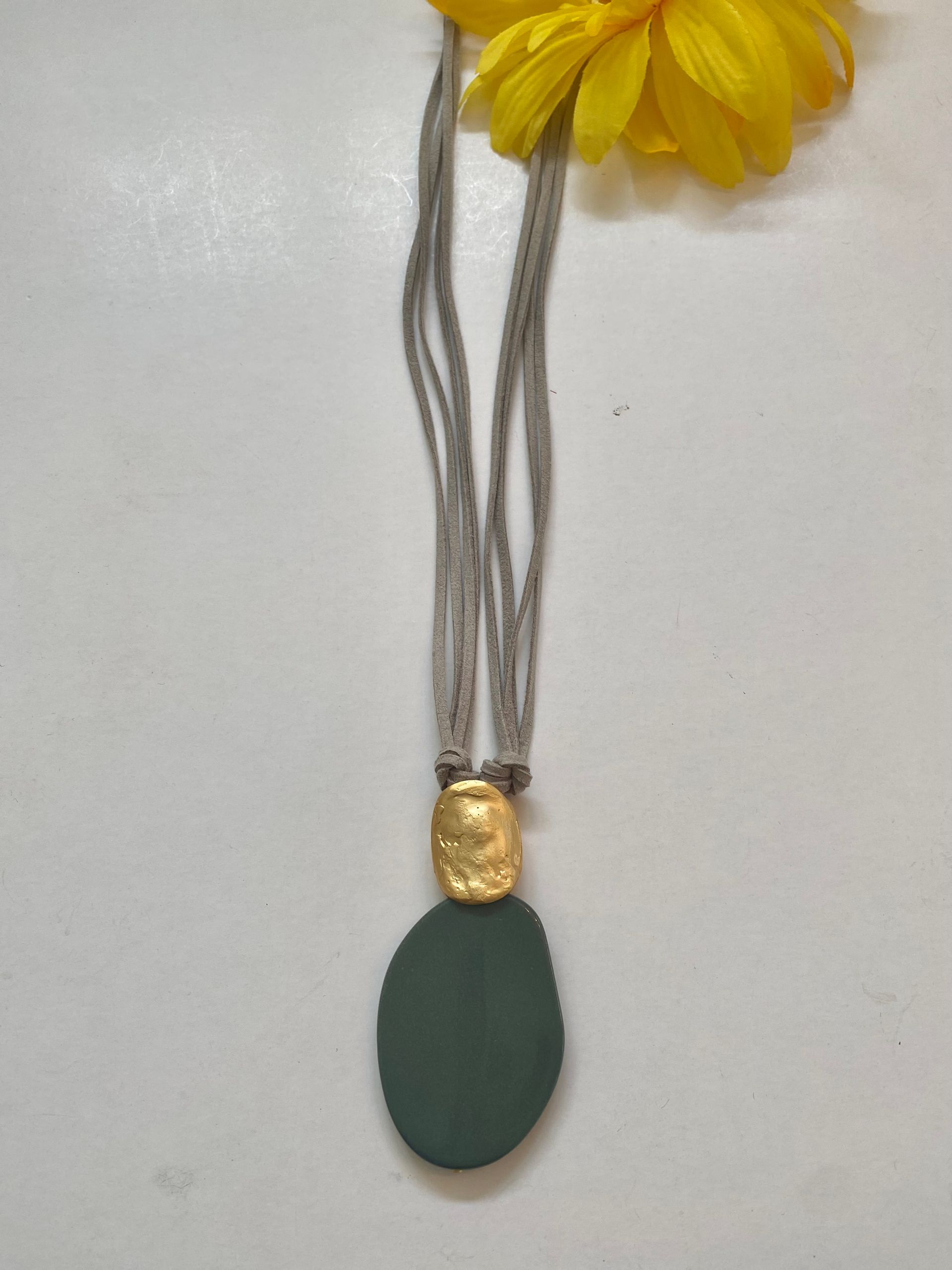 collar largo en cuero con adorno verde