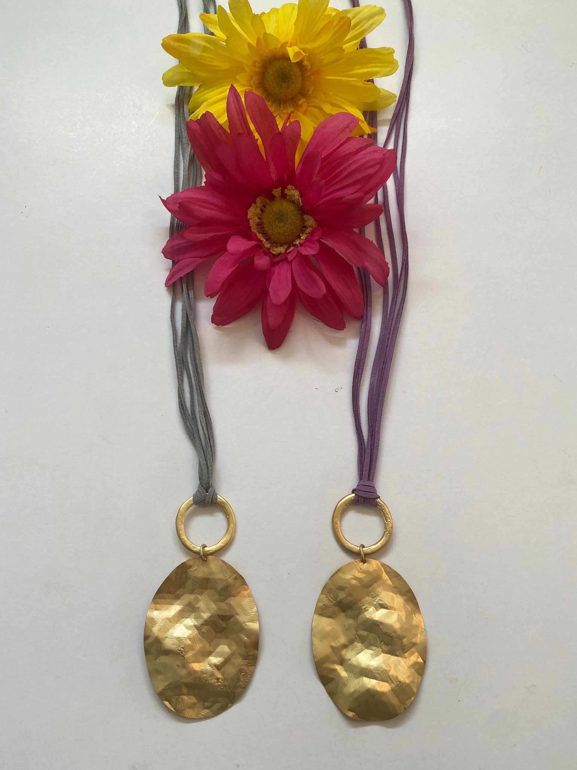 collar largo en cuero con chapa ovalada grande