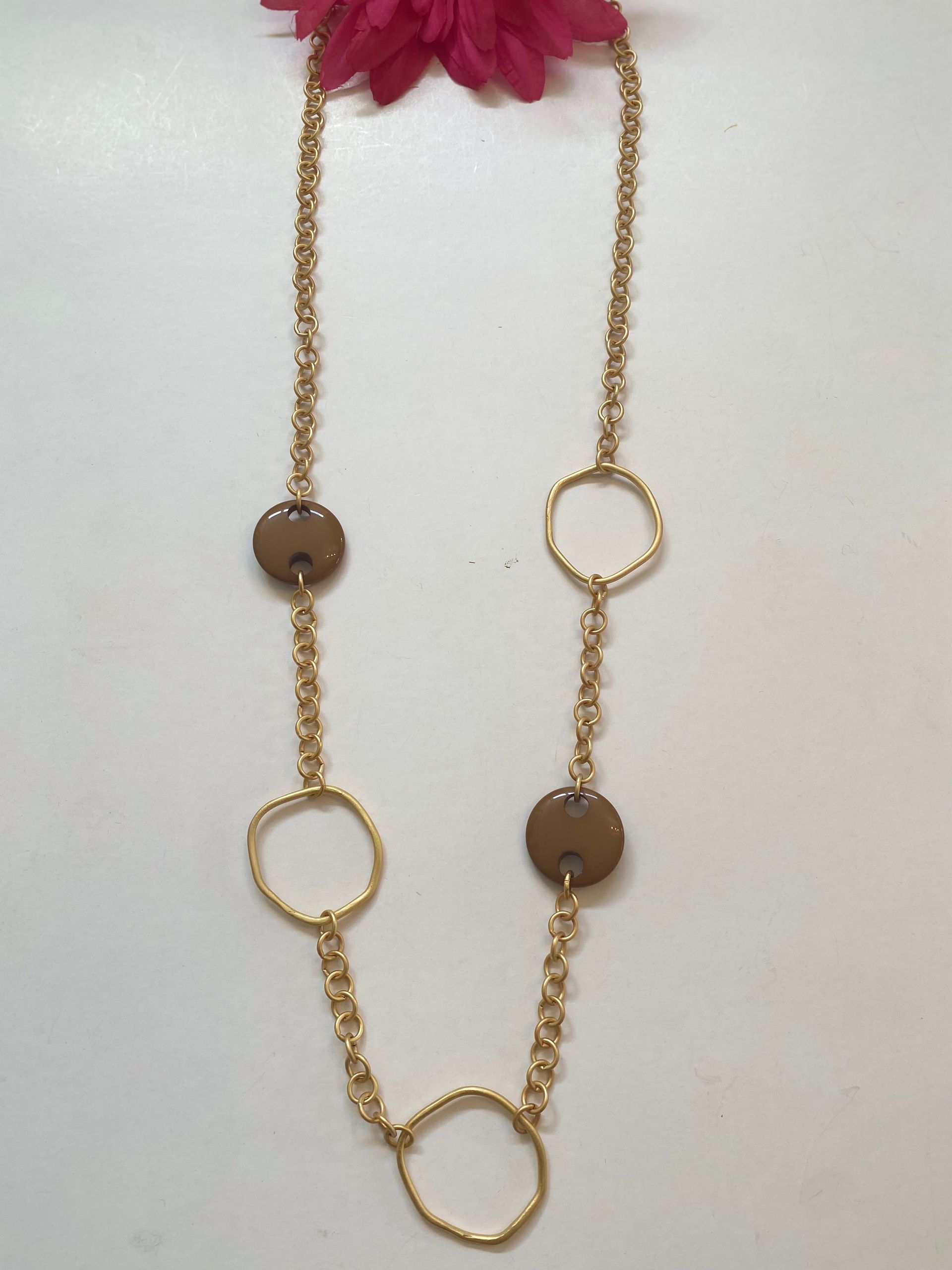 collar largo en cadena dorada con argollas y adornos brown