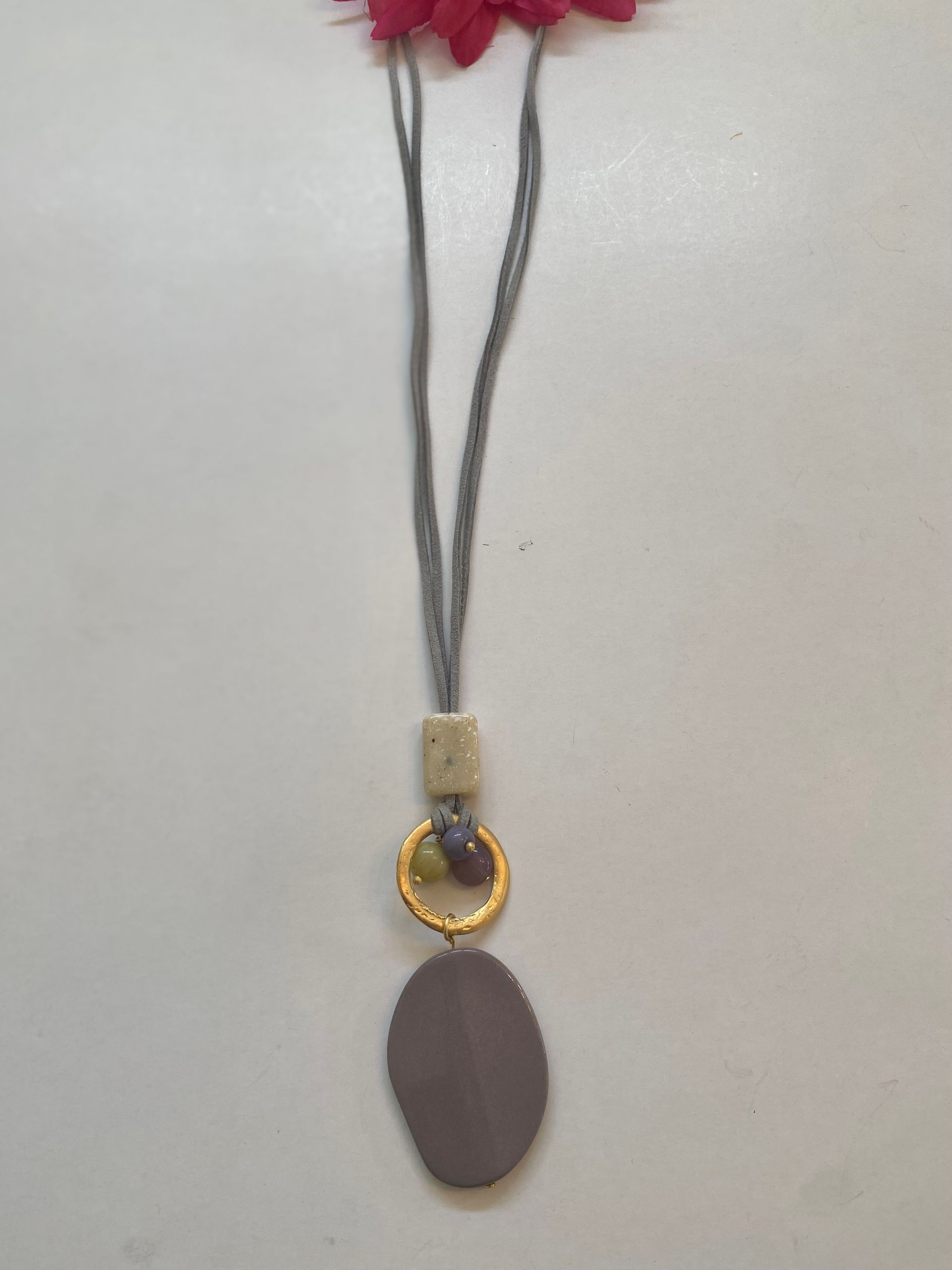 collar largo con cristales y adorno ovalado