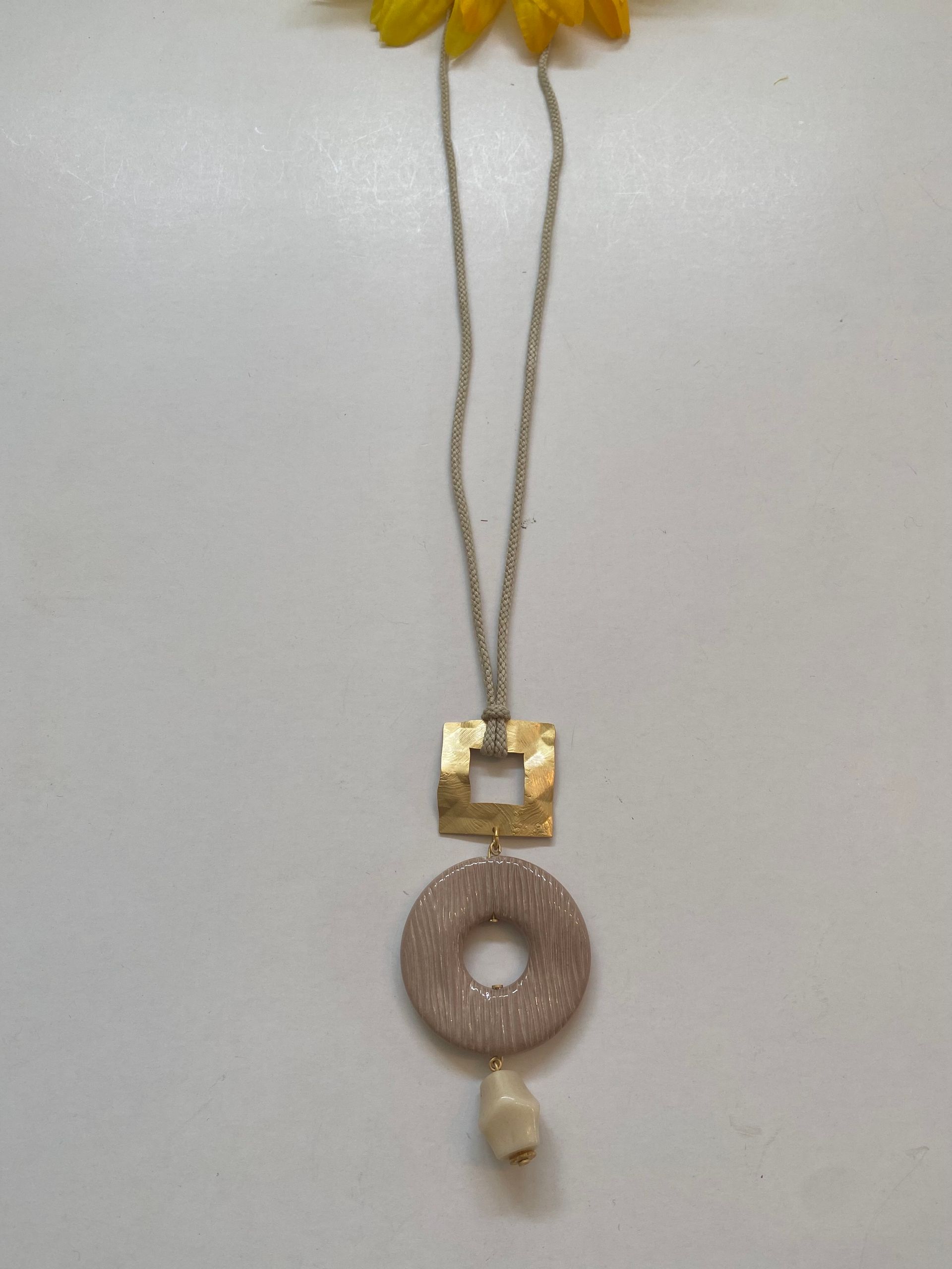 collar largo en cordon con adornos geometricos