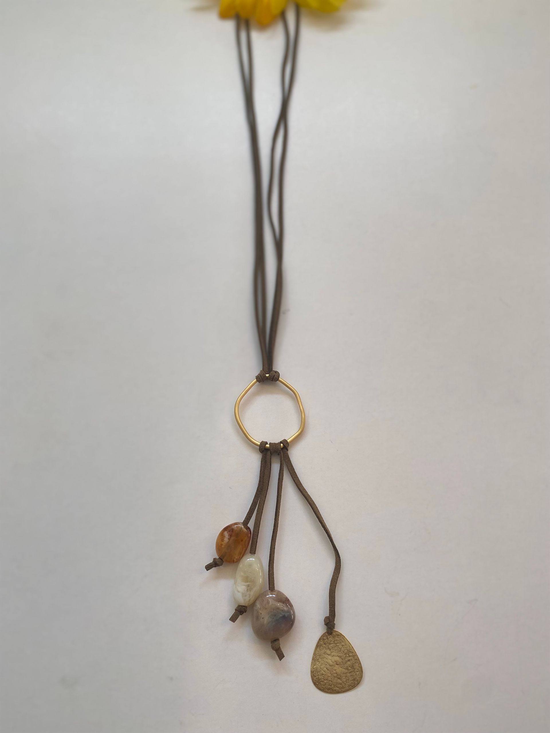 collar largo en cuero con adorno en piedras