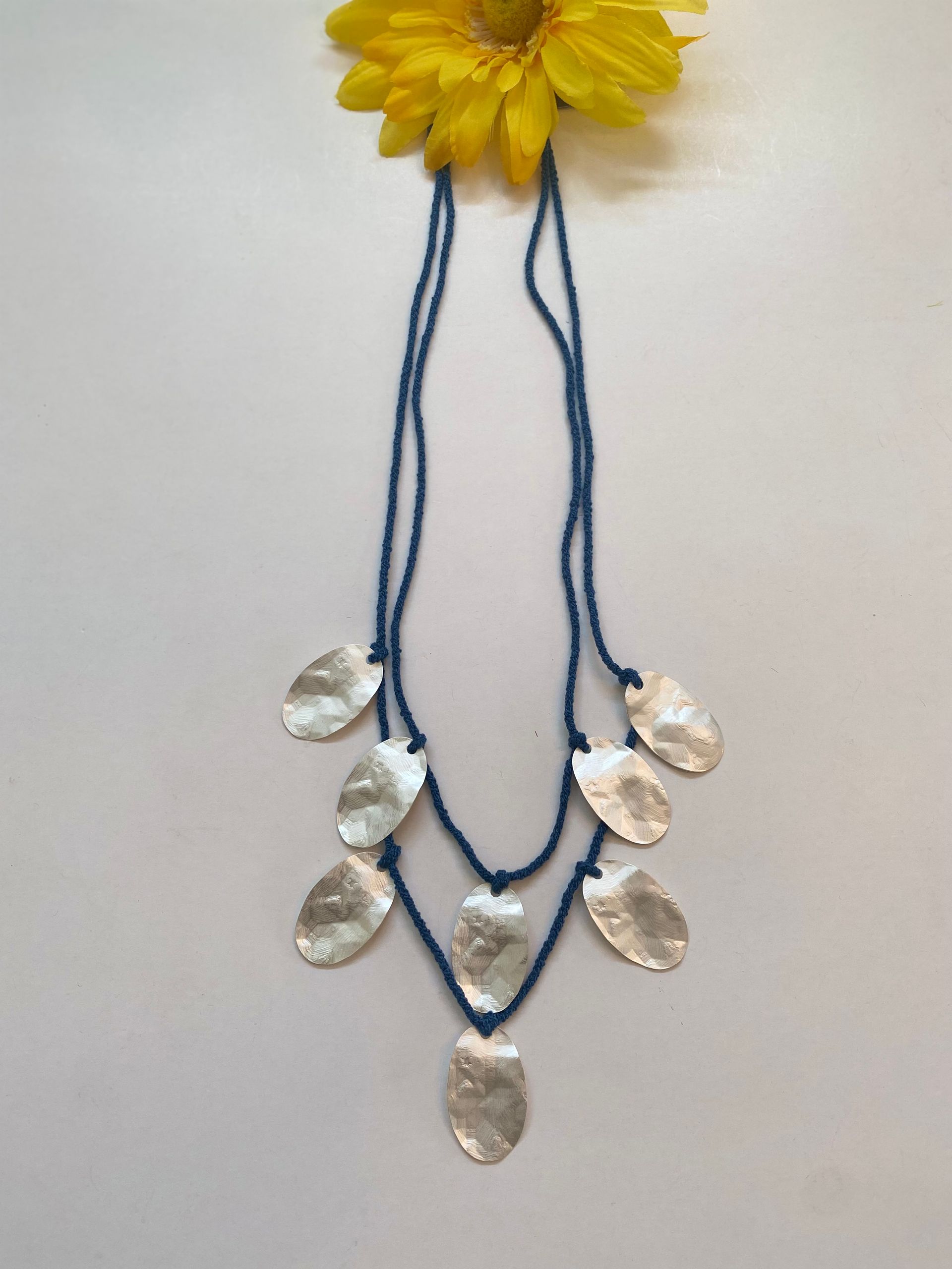 collar largo en cordon con adornos ovalados