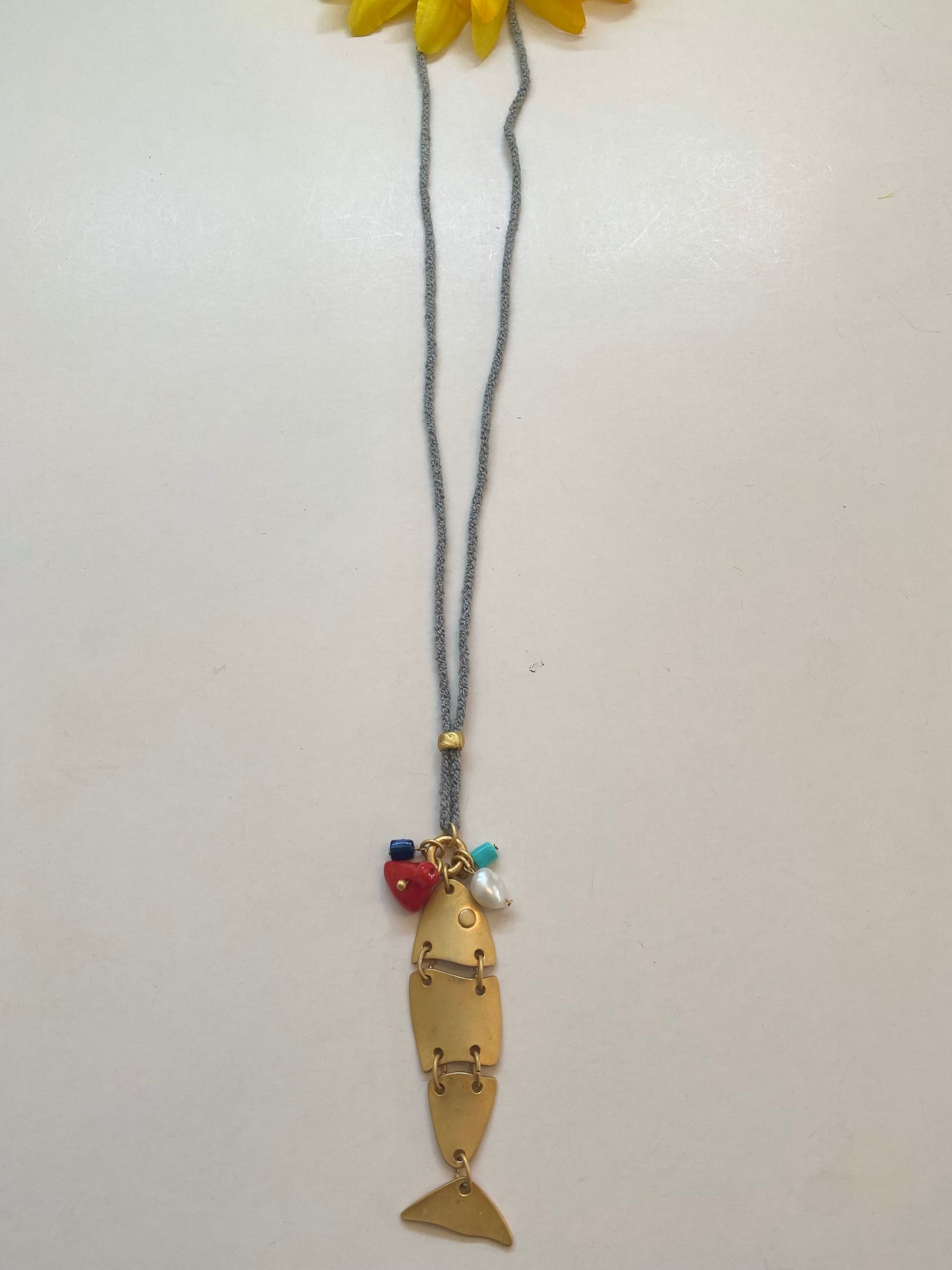 collar largo en cordon con adorno de pescado con cristales