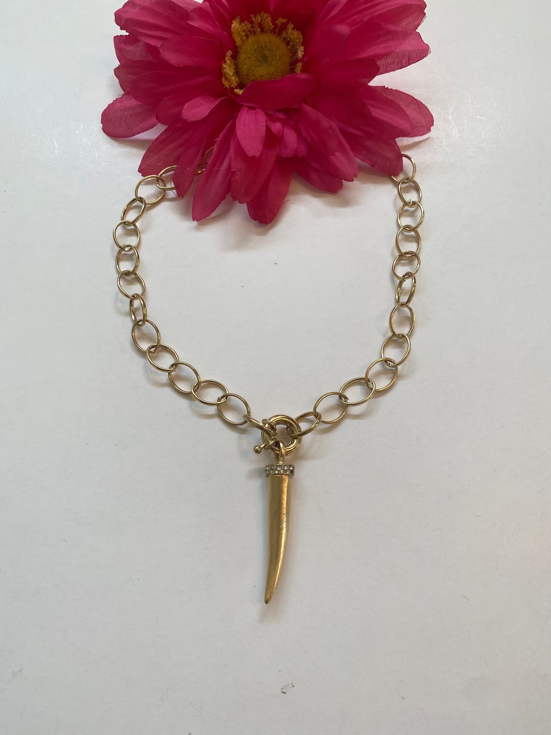 collar corto en eslabones dorado con cerradura grande y cuerno