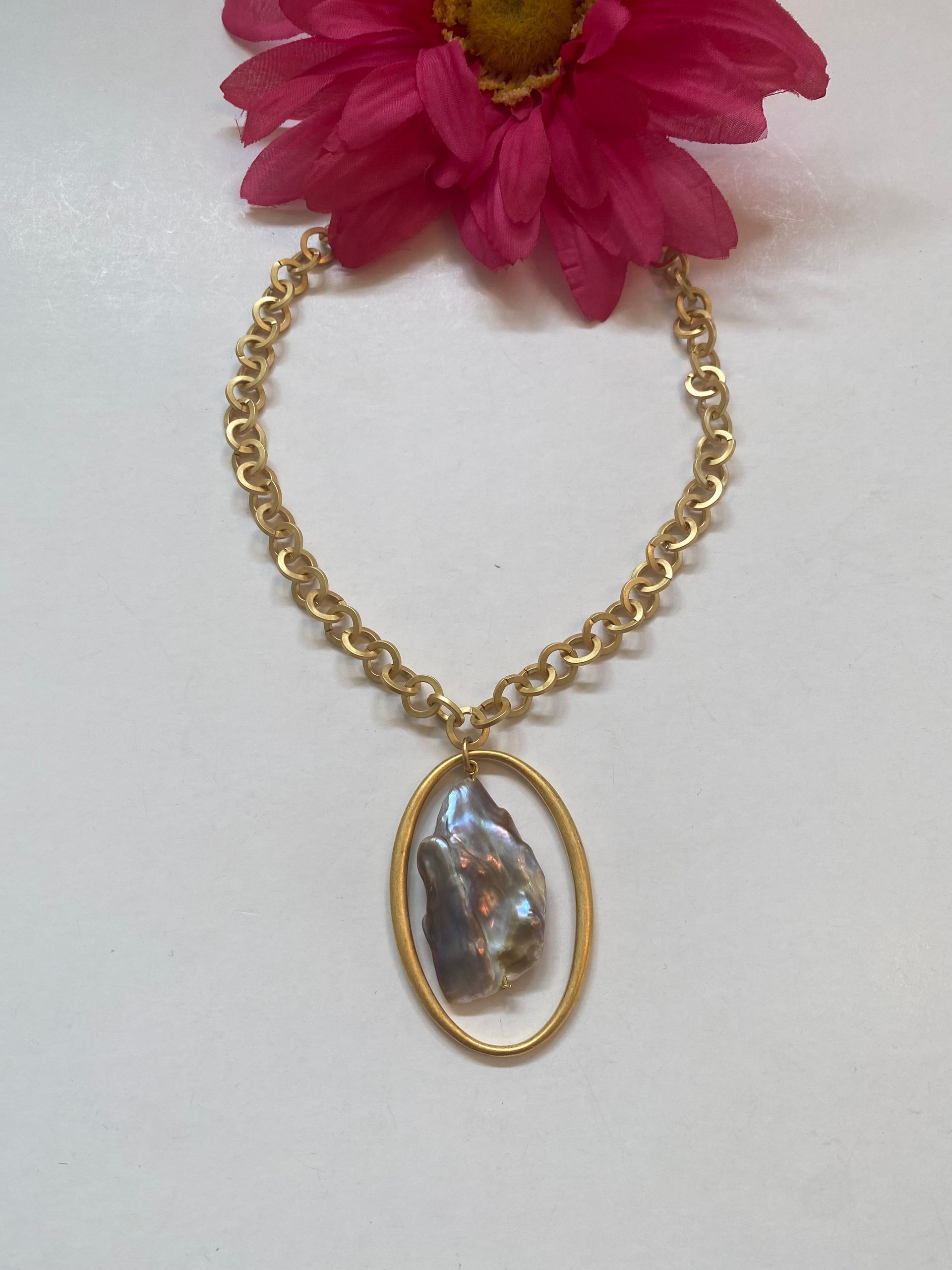 collar corto en cadena dorada con adorno  ovalado con madre perla