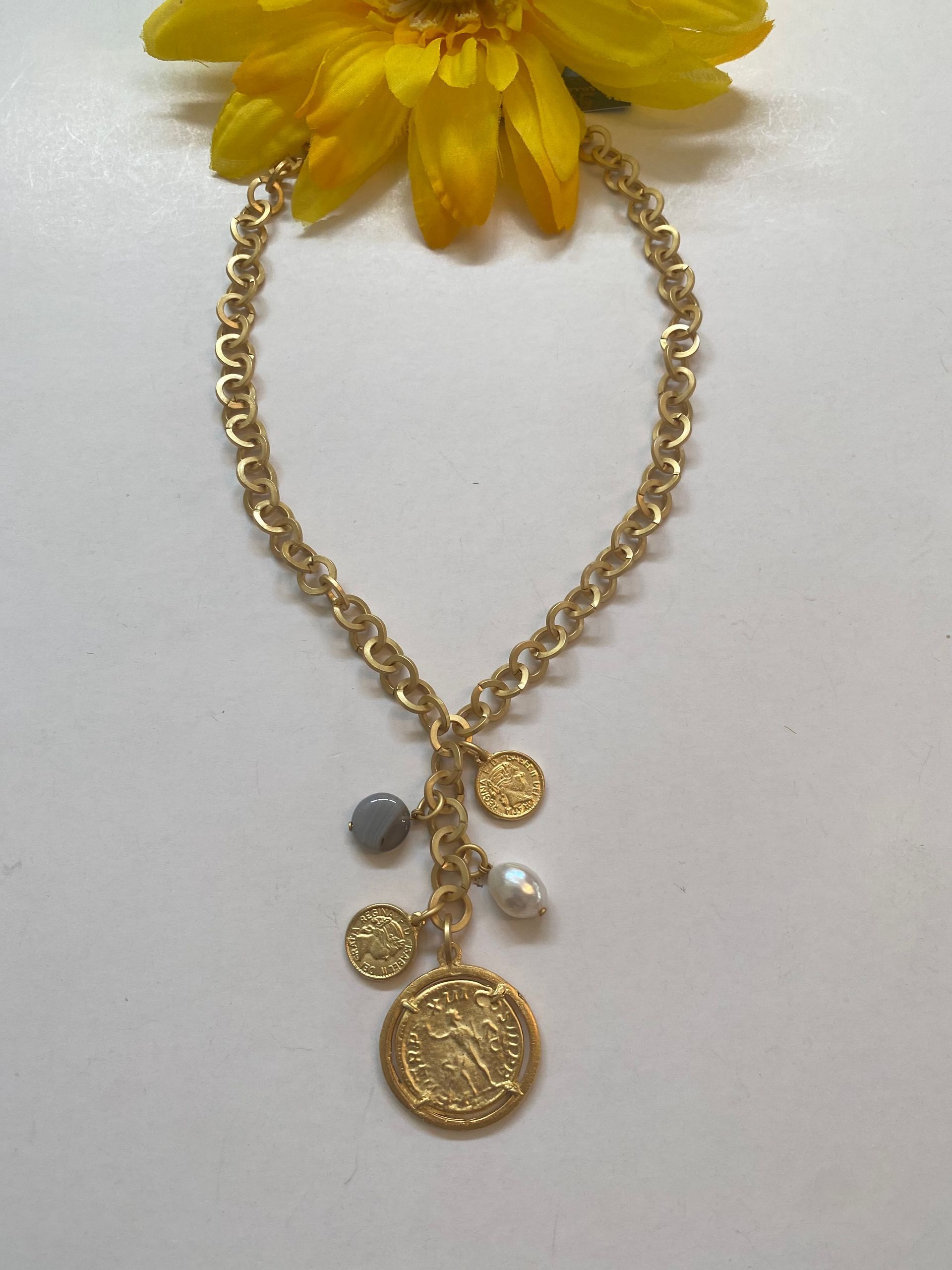 collar corto en cadena dorada con adornos de monedas y cristales