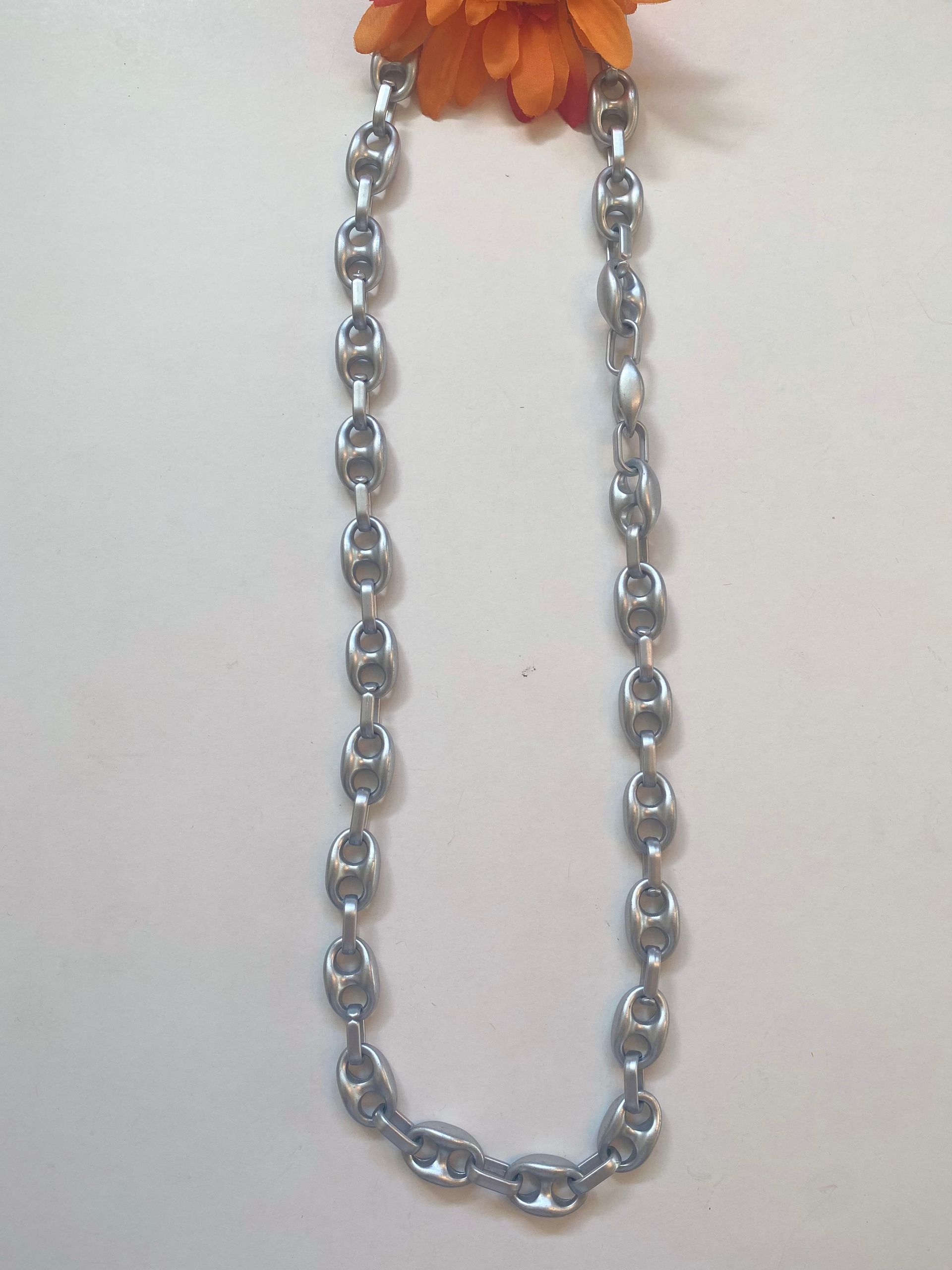 collar largo acrilico color plata