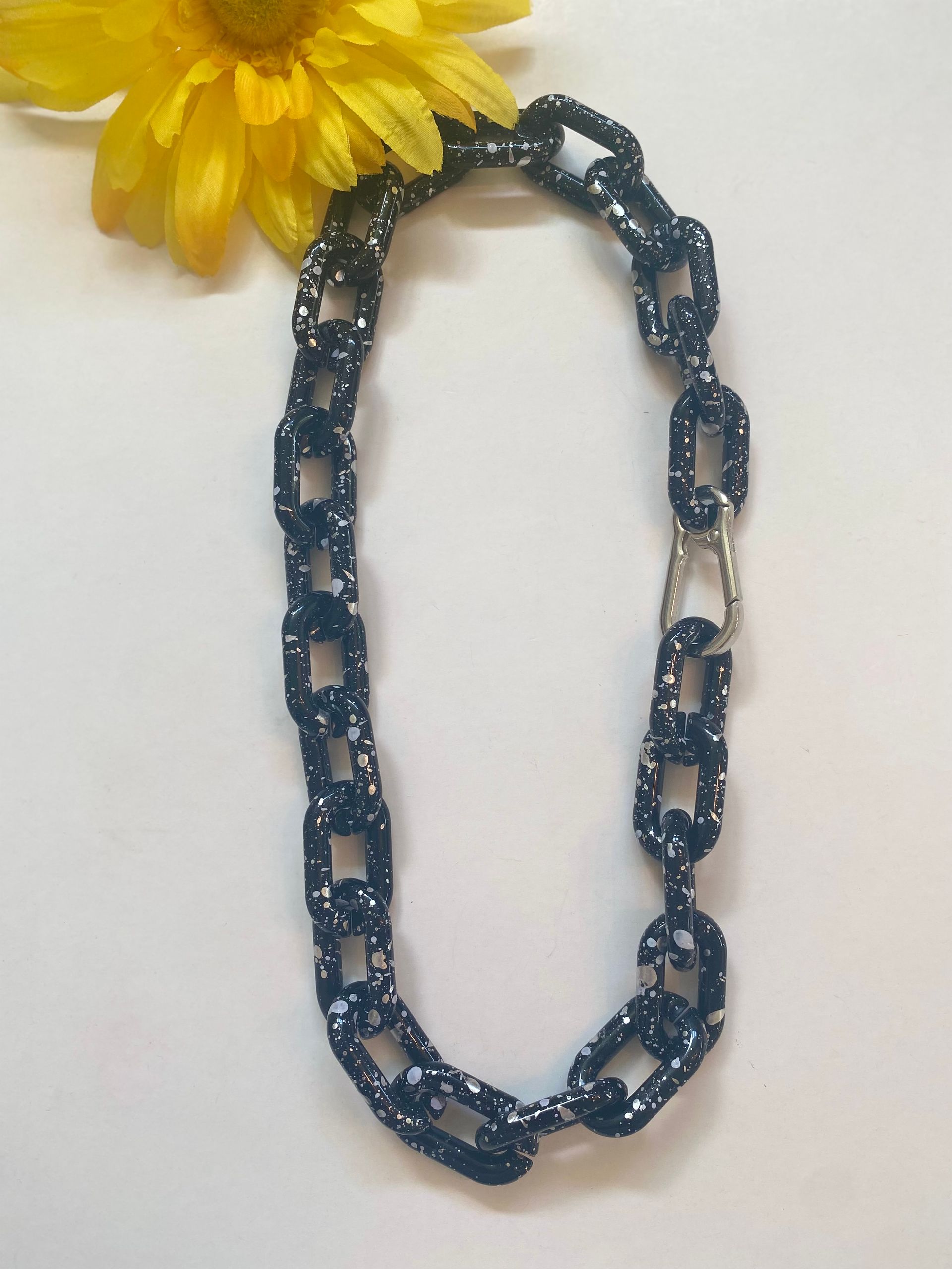 collar acrilico negro con plata