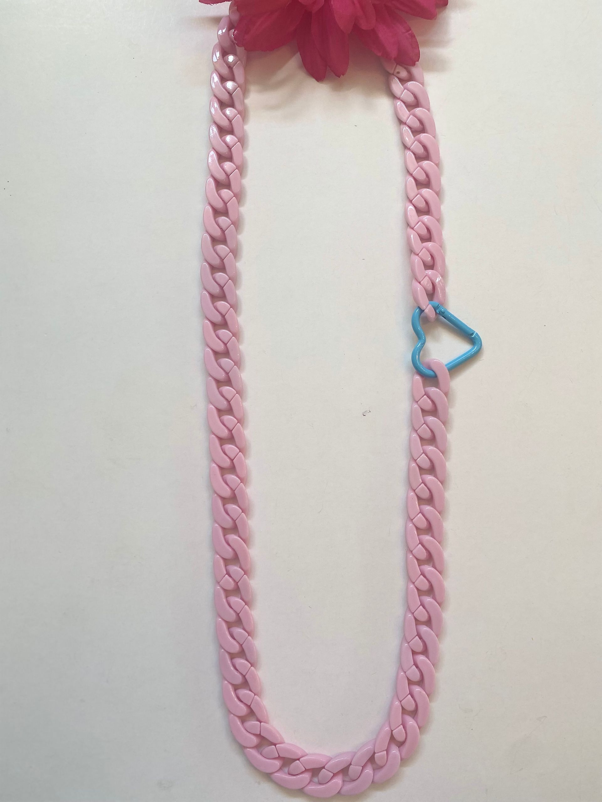 collar largo acrilico con cierre en corazon