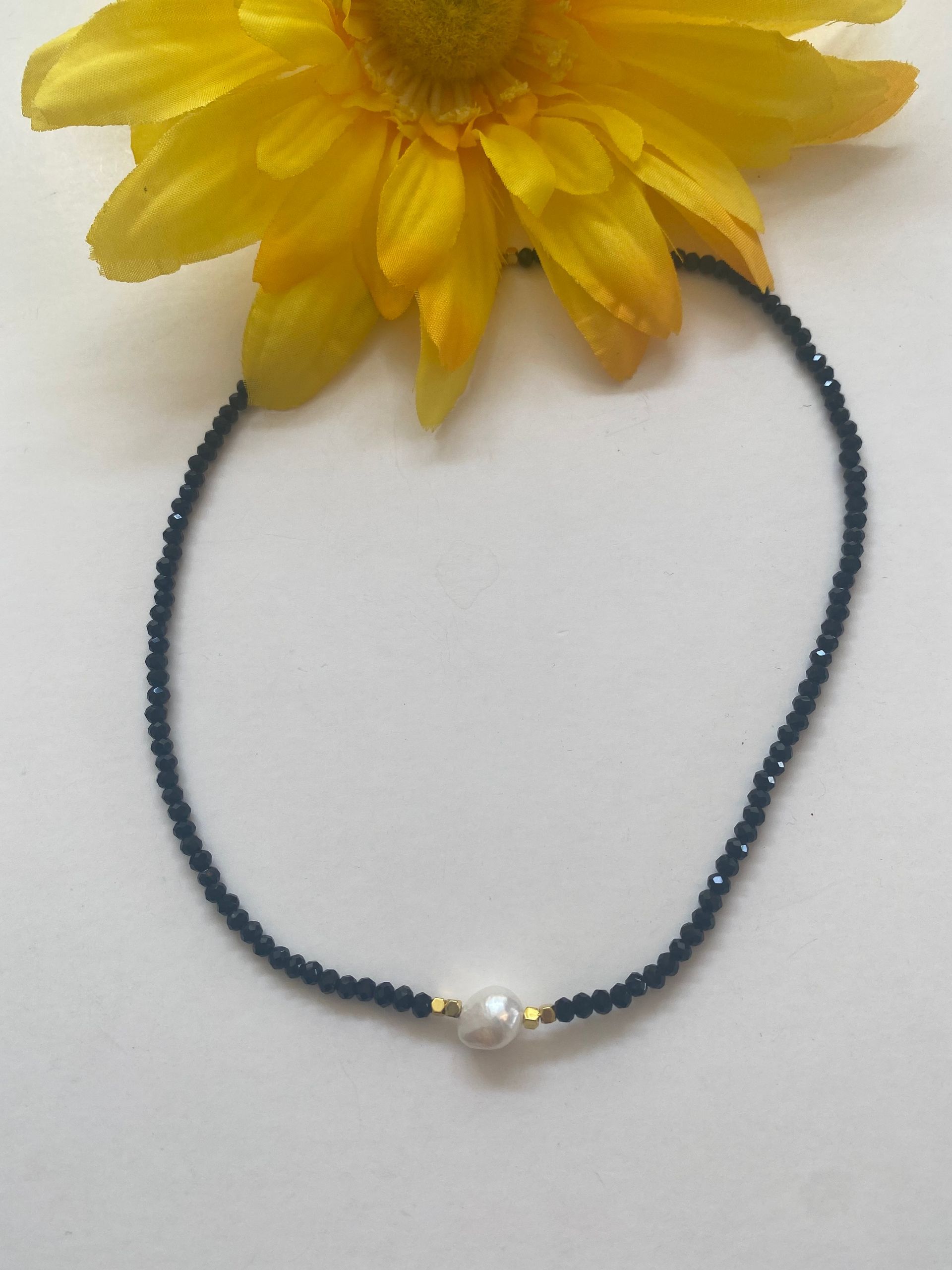 collar corto en beads con perla