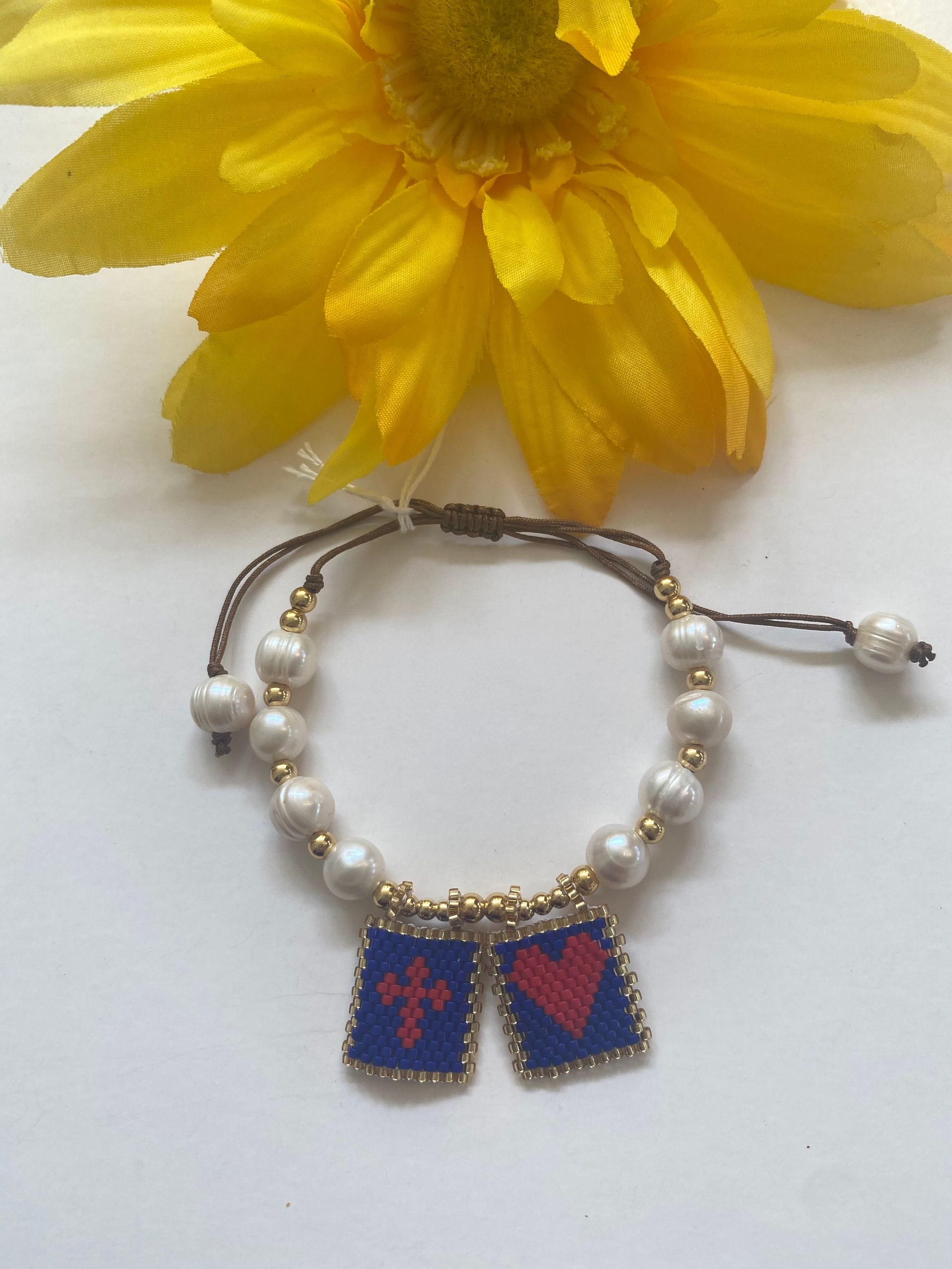 pulsera con doble escapulario y perlas