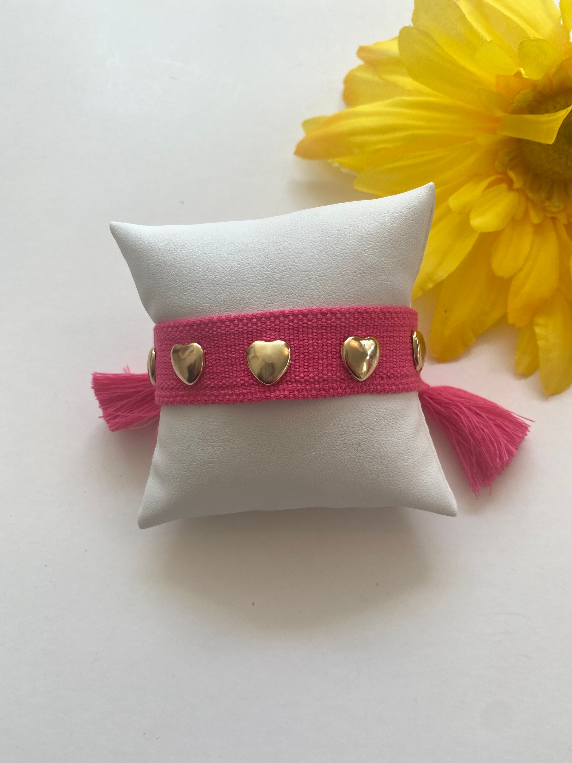 pulsera en tela con adornos de corazon en ss oro