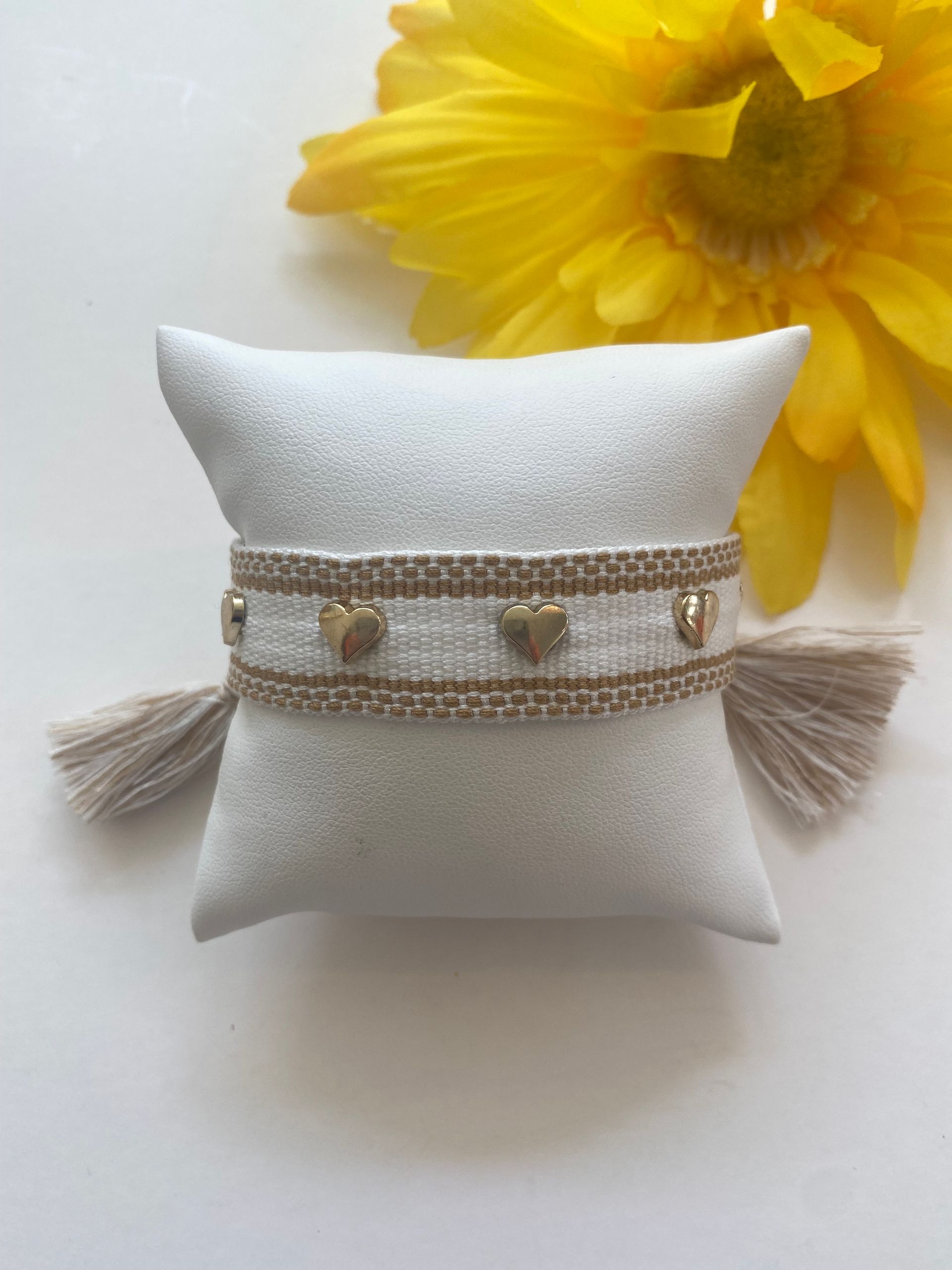 pulsera en tela con adornos de corazon en ss oro