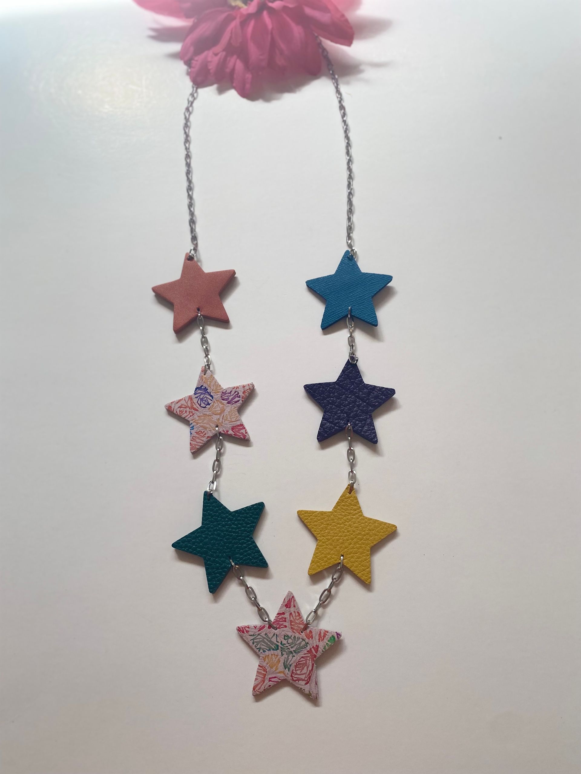 collar largo con estrellas en cuero y cadena en ss