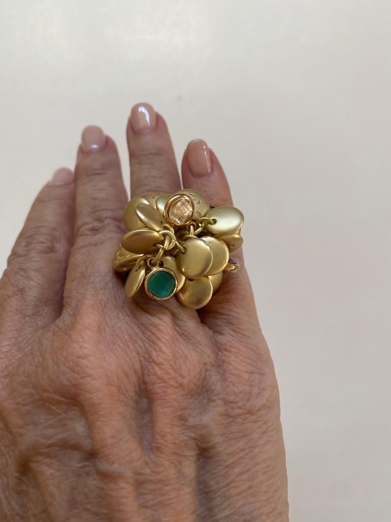 Sortija  con dijes en oro y cristales