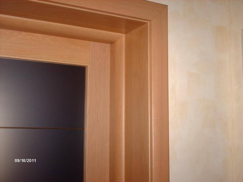 Dettaglio di una porta con vetro in legno