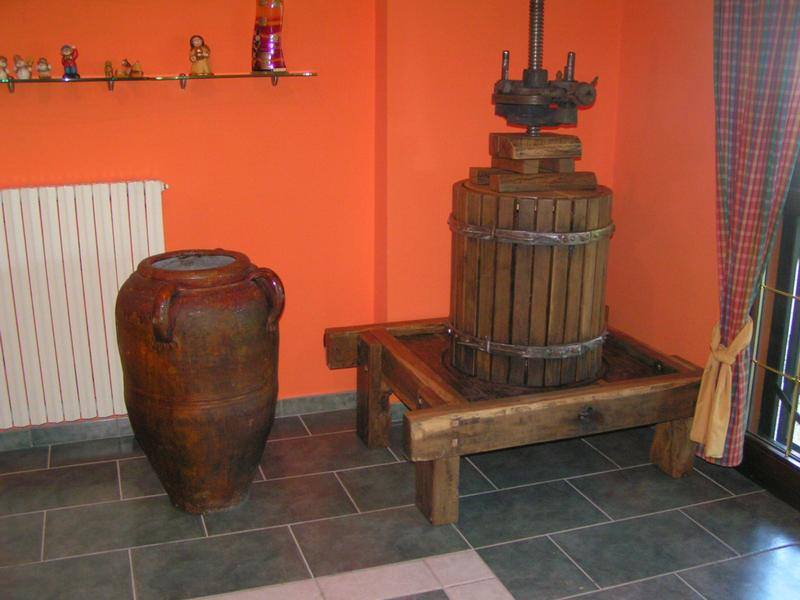 Tavolino e complementi di arredo in legno