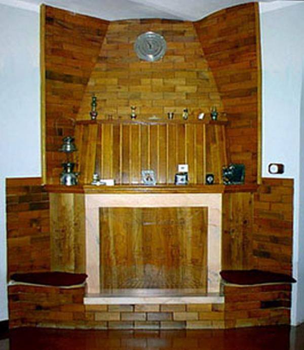 Caminetto rivestito in legno