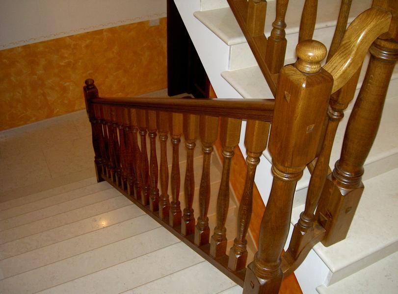 Ringhiera in legno per scalinata